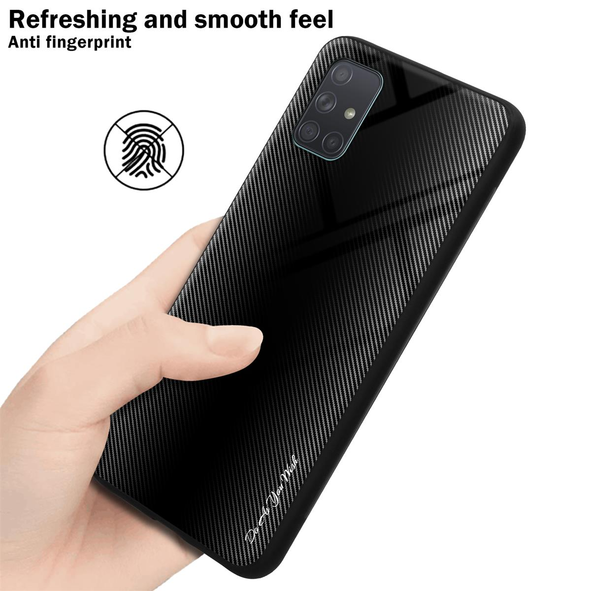 Mano che tiene una cover nera con motivo in fibra di carbonio. Icona dell'impronta digitale.