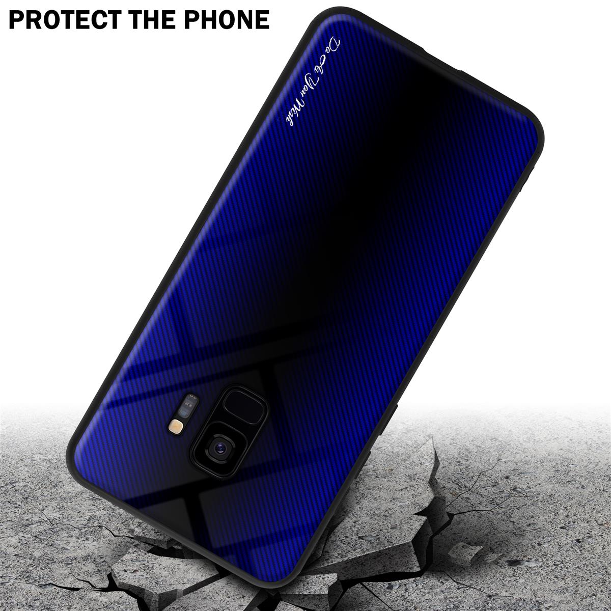 Telefono in una custodia blu e nera, angolato. La custodia mostra crepe. Il telefono è su un terreno crepato.