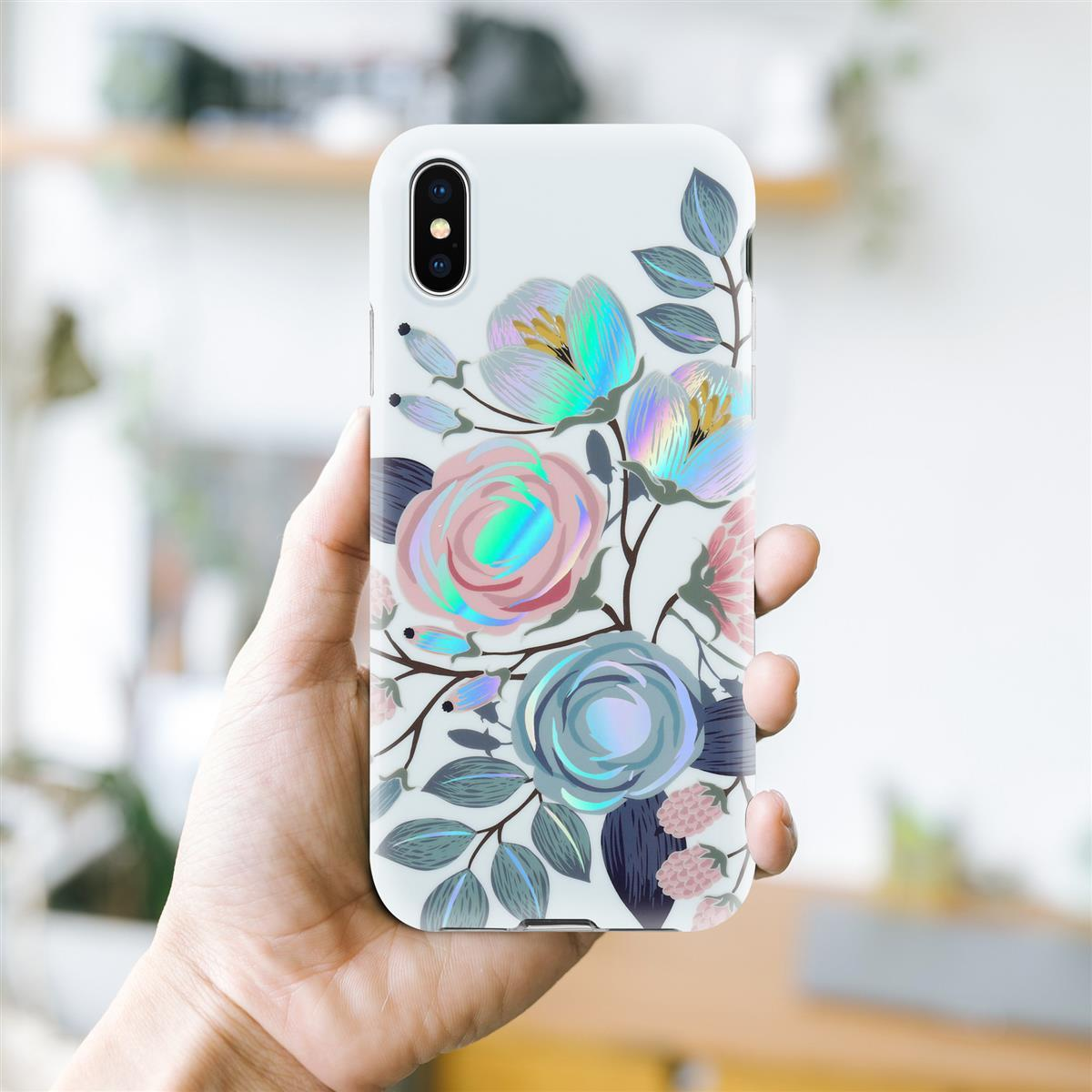 Mano che tiene una cover per telefono con design floreale. Fiori rosa, blu e bianchi la decorano.