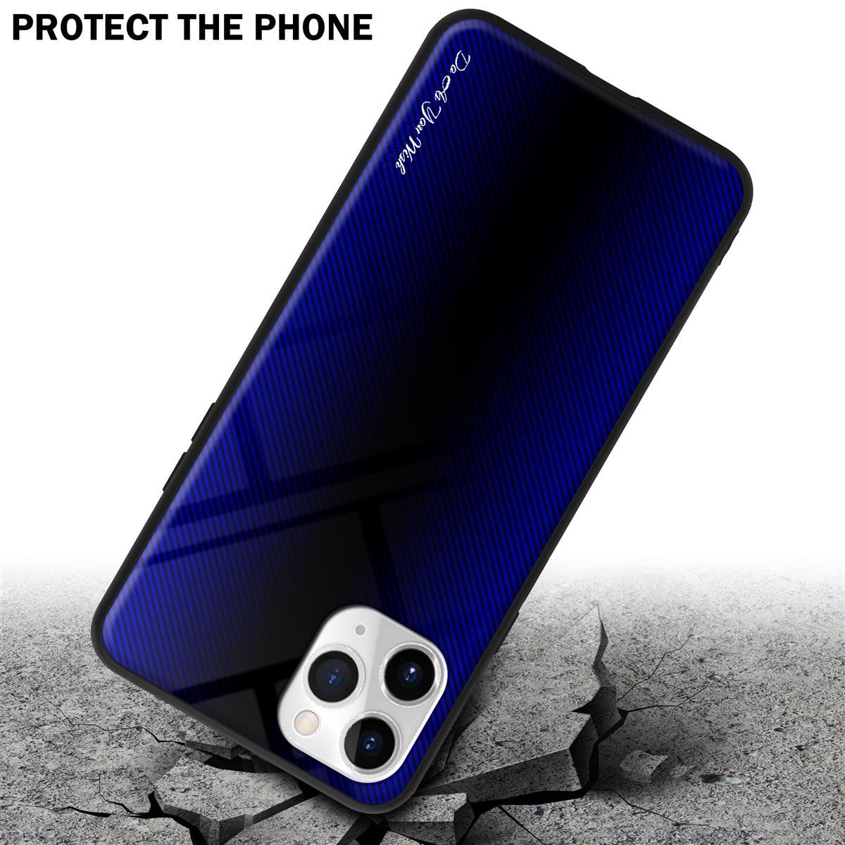 Un telefono in una custodia sfumata blu e nera è a terra. Il terreno è crepato.