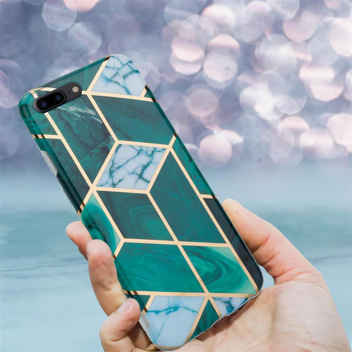 Hand hält ein Telefon mit einer gemusterten grünen, weißen und goldenen Hülle. Die Hülle hat ein abstraktes geometrisches Design.