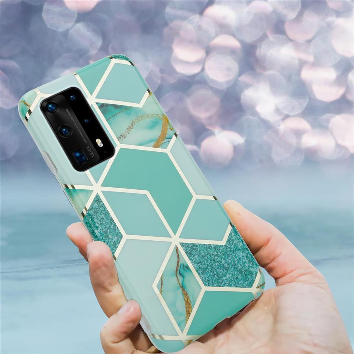 Mano che tiene una custodia per telefono. Motivo geometrico su sfondo marmoreo.