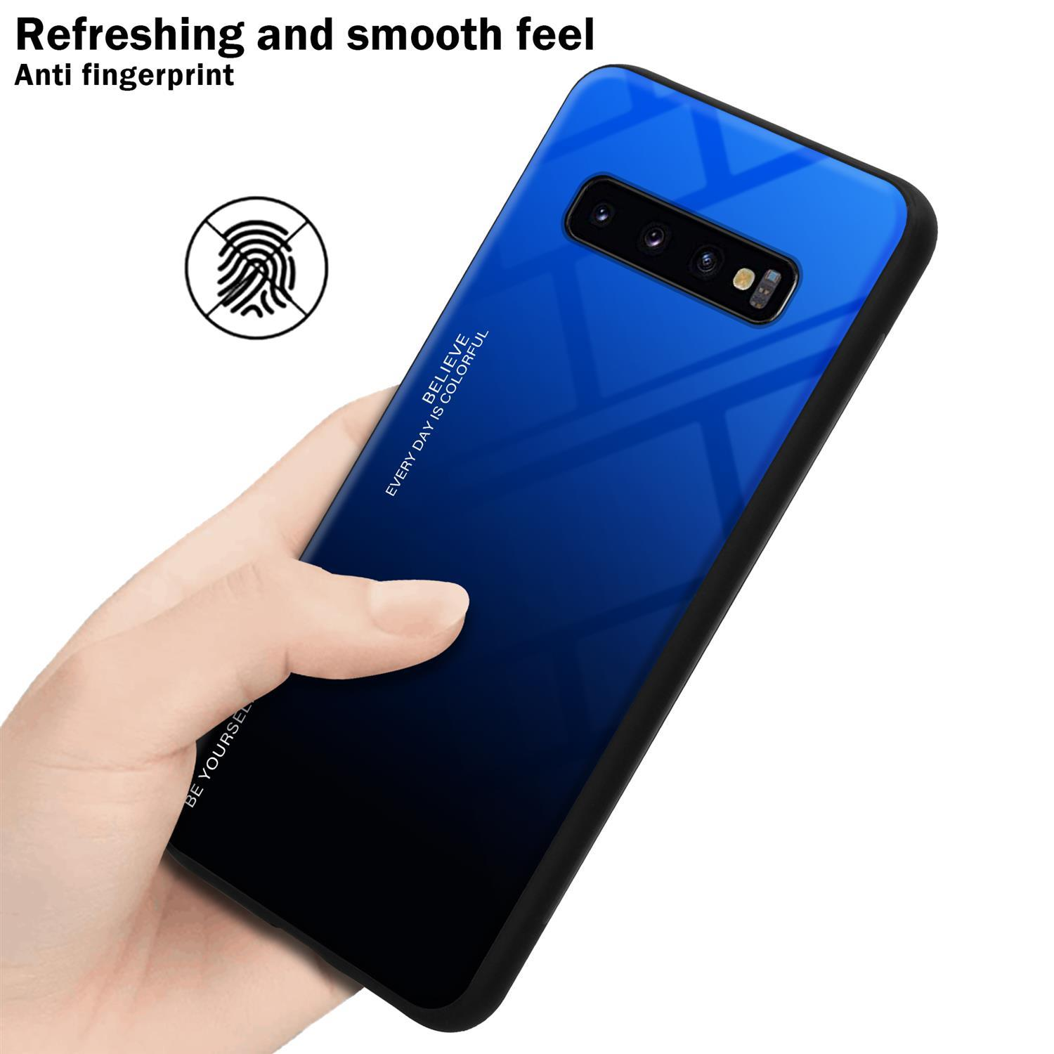 Mano che tiene un telefono con una custodia sfumata blu-nera. Testo anti-impronte.