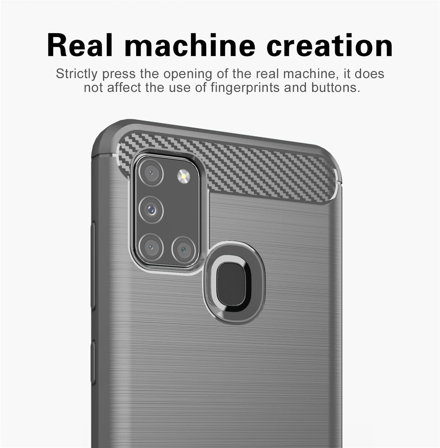 Primo piano del retro di un telefono in una custodia grigia strutturata con fotocamera e sensore di impronte digitali.
