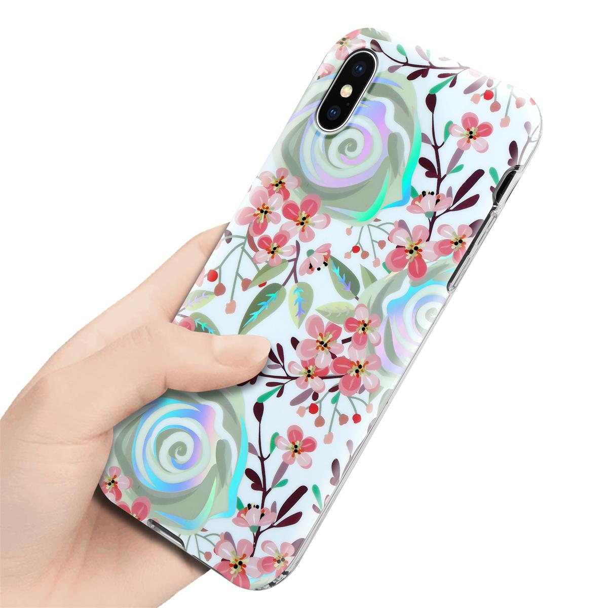 Mano che tiene una custodia per telefono con motivo floreale. La custodia ha fiori rosa e foglie verdi su sfondo bianco.