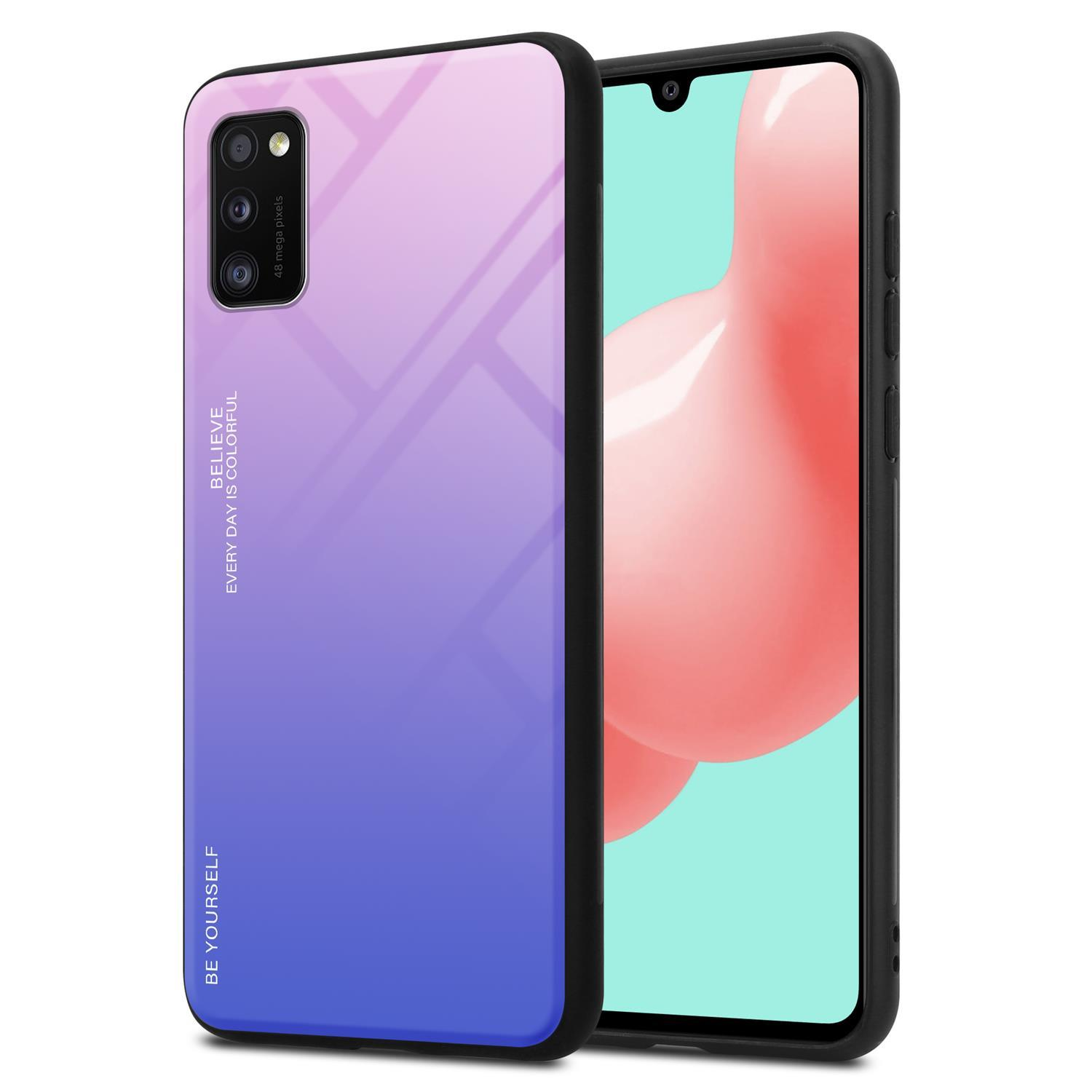 Ein Telefon mit einer lila-blauen Farbverlaufshülle mit einem Zitat, das besagt: 'Glaube, jeder Tag ist bunt'.