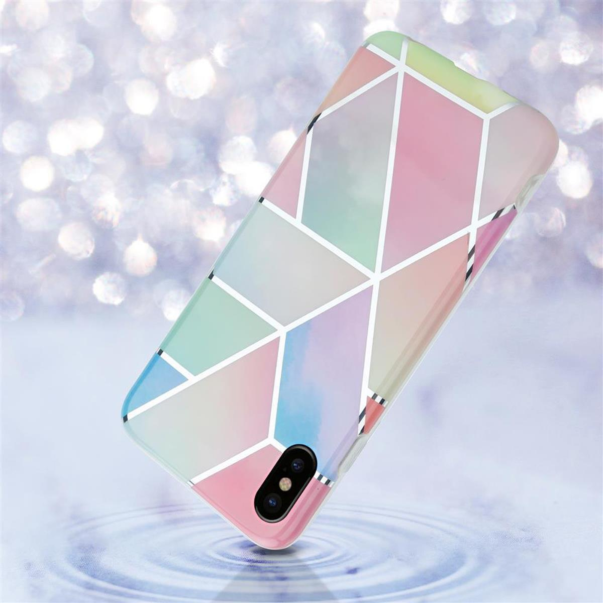 Una custodia per telefono con un design geometrico colorato, su sfondo sfocato.