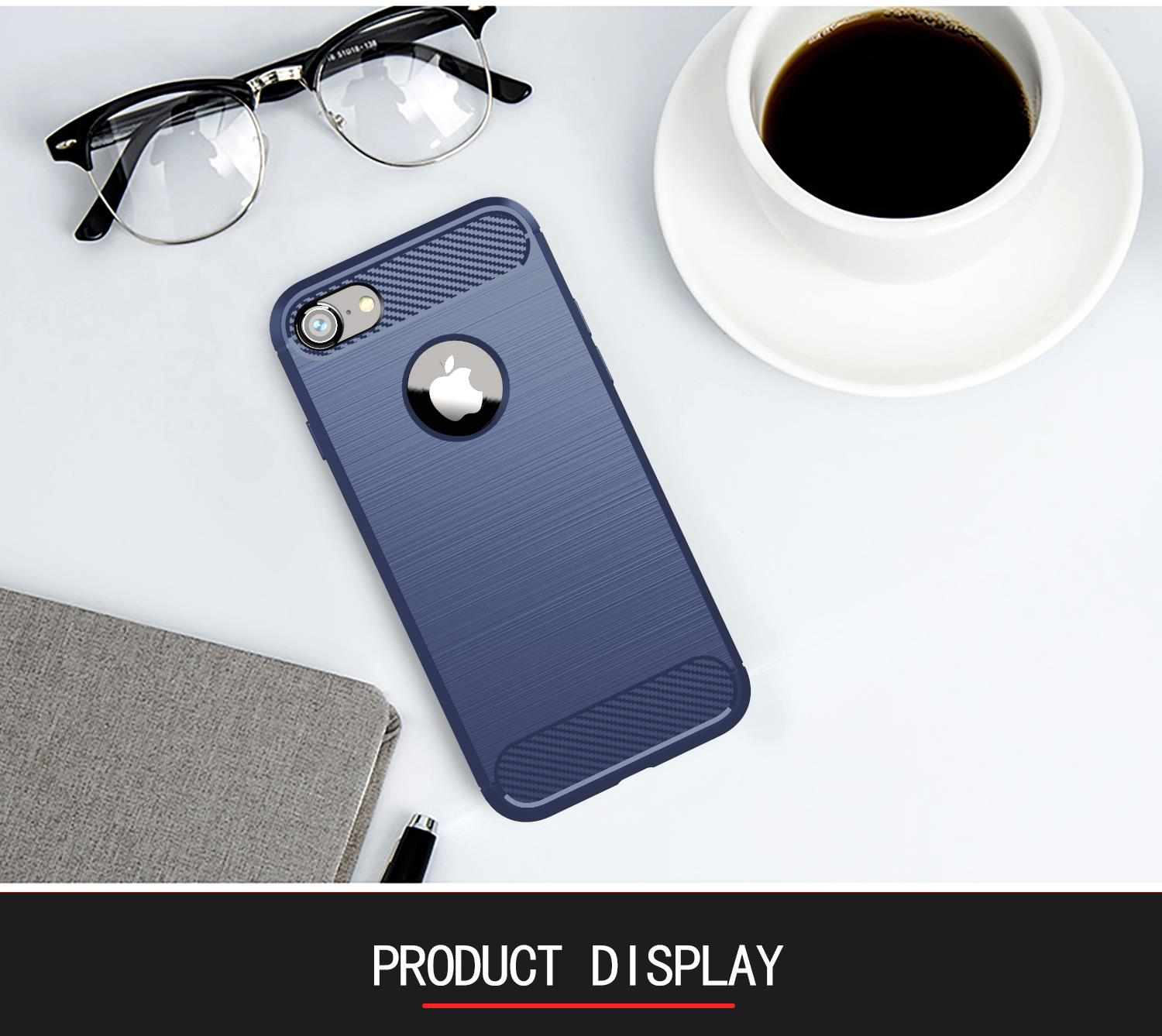 Una custodia blu per telefono è su una superficie bianca con una tazza di caffè, occhiali e un taccuino.