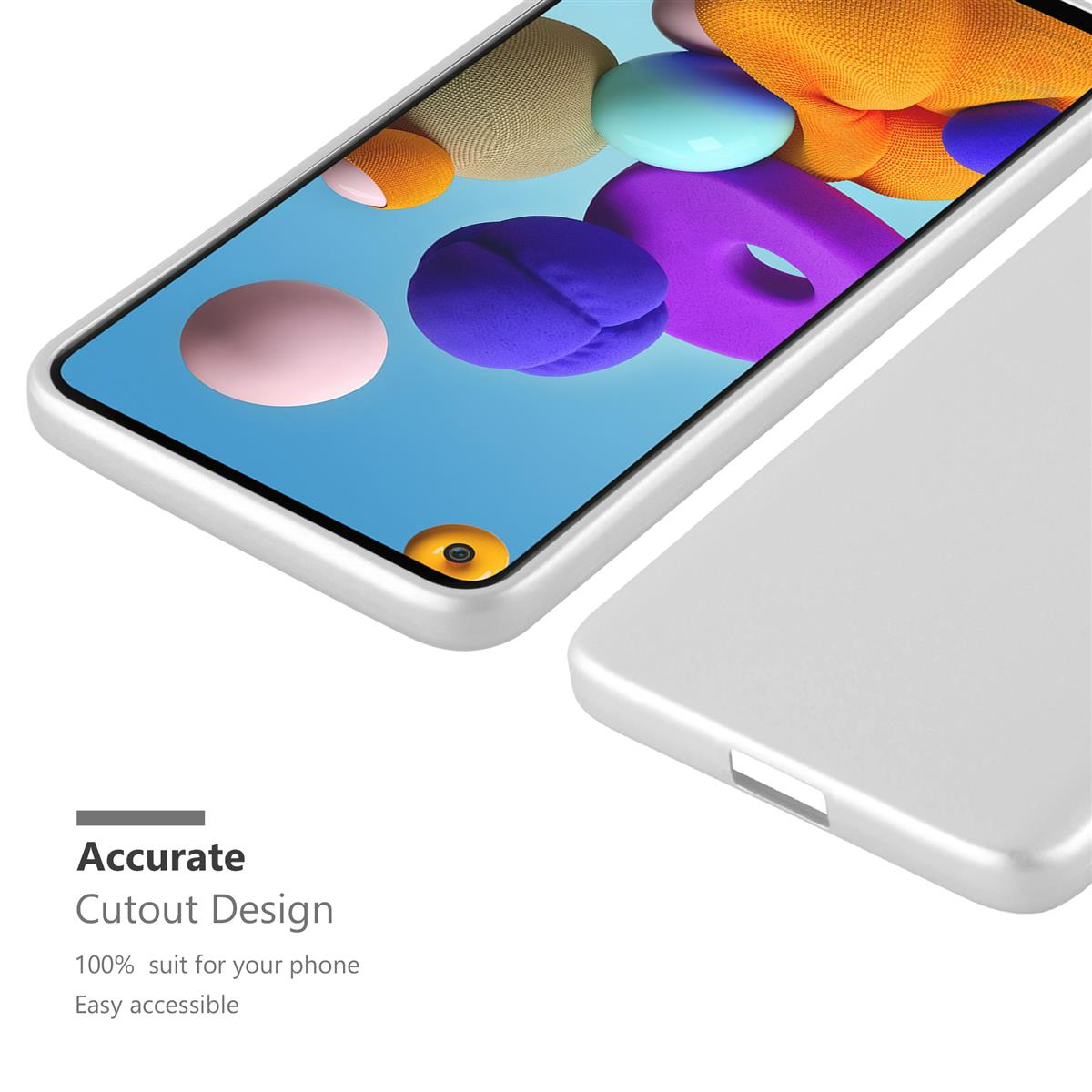 Un telefono con una custodia argentata e le parole "Accurate Cutout Design".