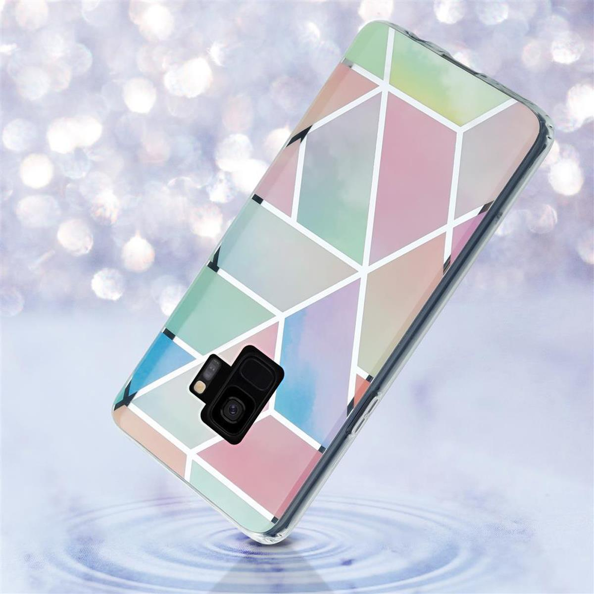 Una custodia per telefono con un design geometrico colorato, che riflette la luce. Un telefono è posizionato nella custodia.