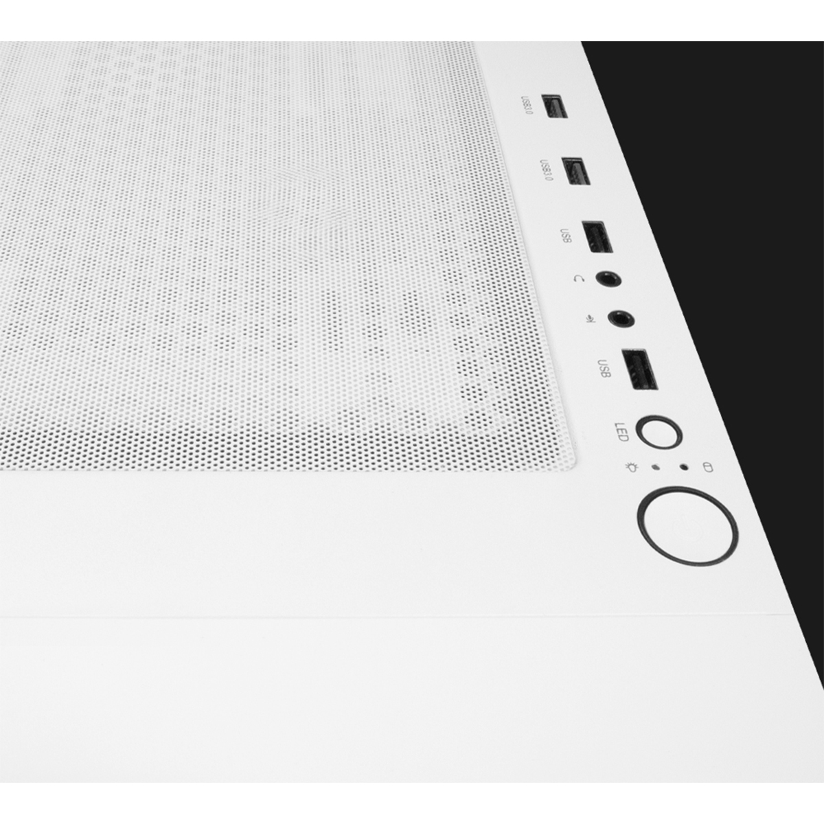 Ein weißes Computergehäuse mit perforierter Frontplatte und mehreren Anschlüssen.