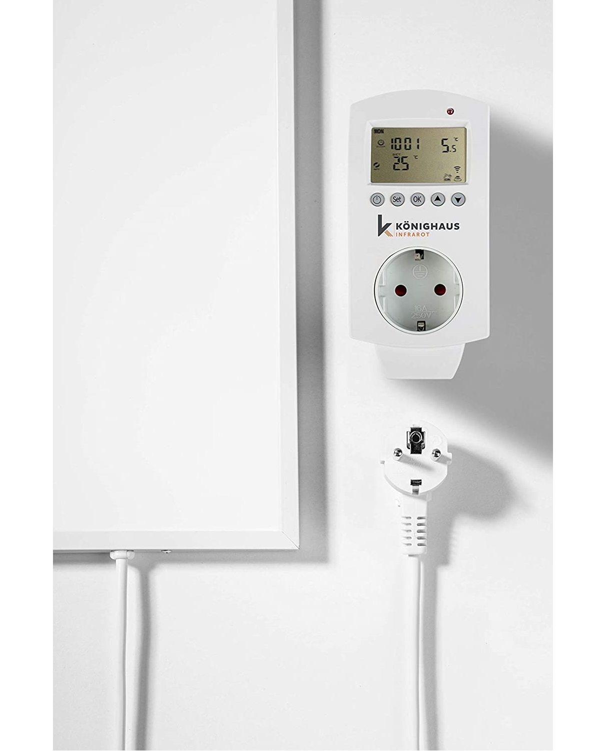 Weiße Wand mit Smart-Stecker und Digitalanzeige. Ein Stecker ist mit der Anzeige verbunden.