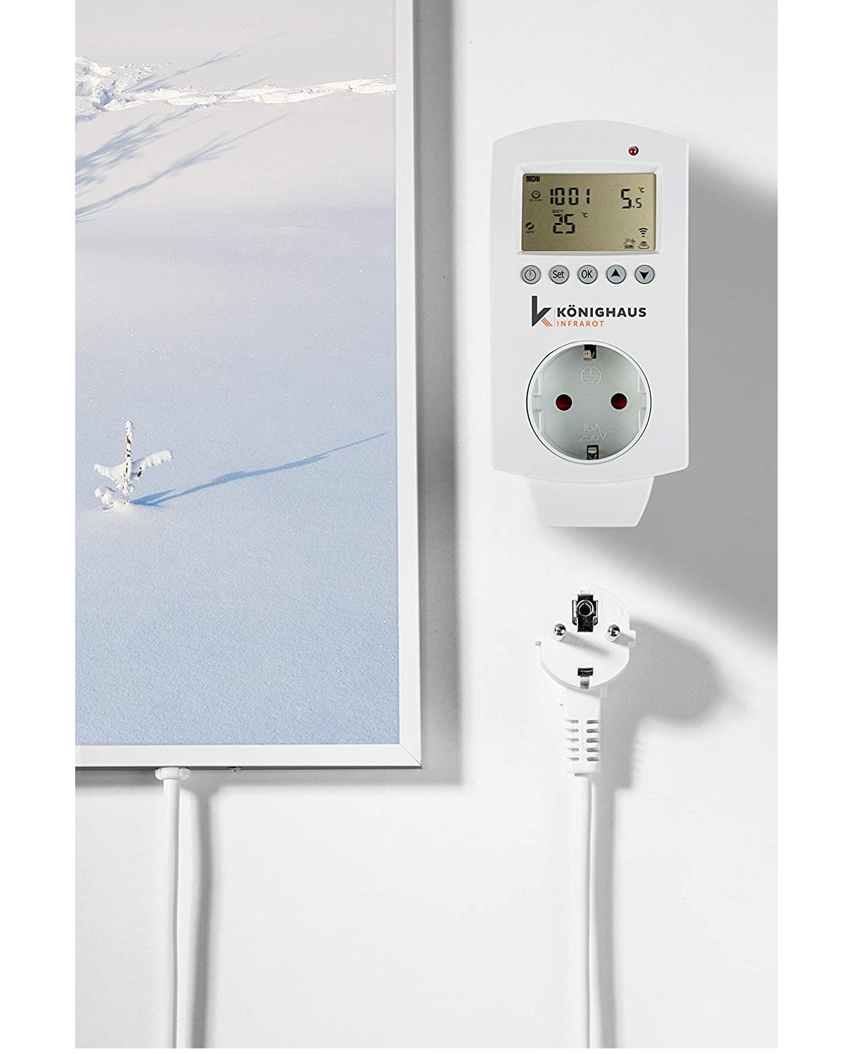 Weißes Wandgerät mit Anzeige von Uhrzeit, Temperatur und WLAN. Weißer Stecker und Kabel darunter.