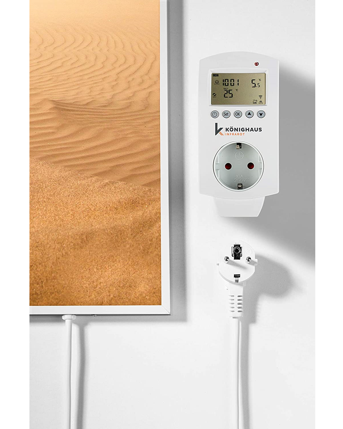 Weiße Wand mit einem Wüstenlandschaftsbild. Eine weiße Steckdose und ein weißer Stecker.