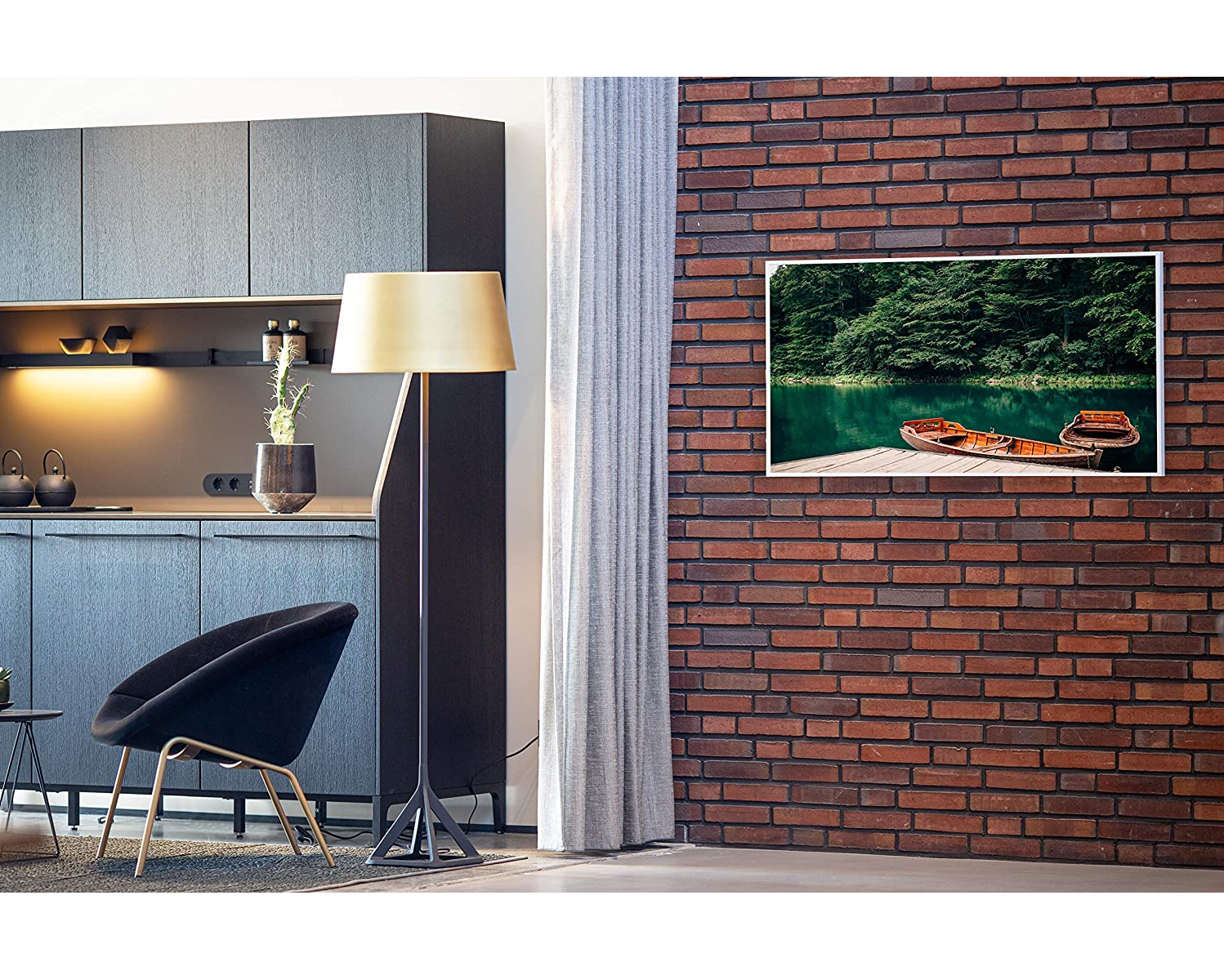 Wohnzimmer mit Gemälde über Backsteinmauer, Stehlampe und Stuhl.