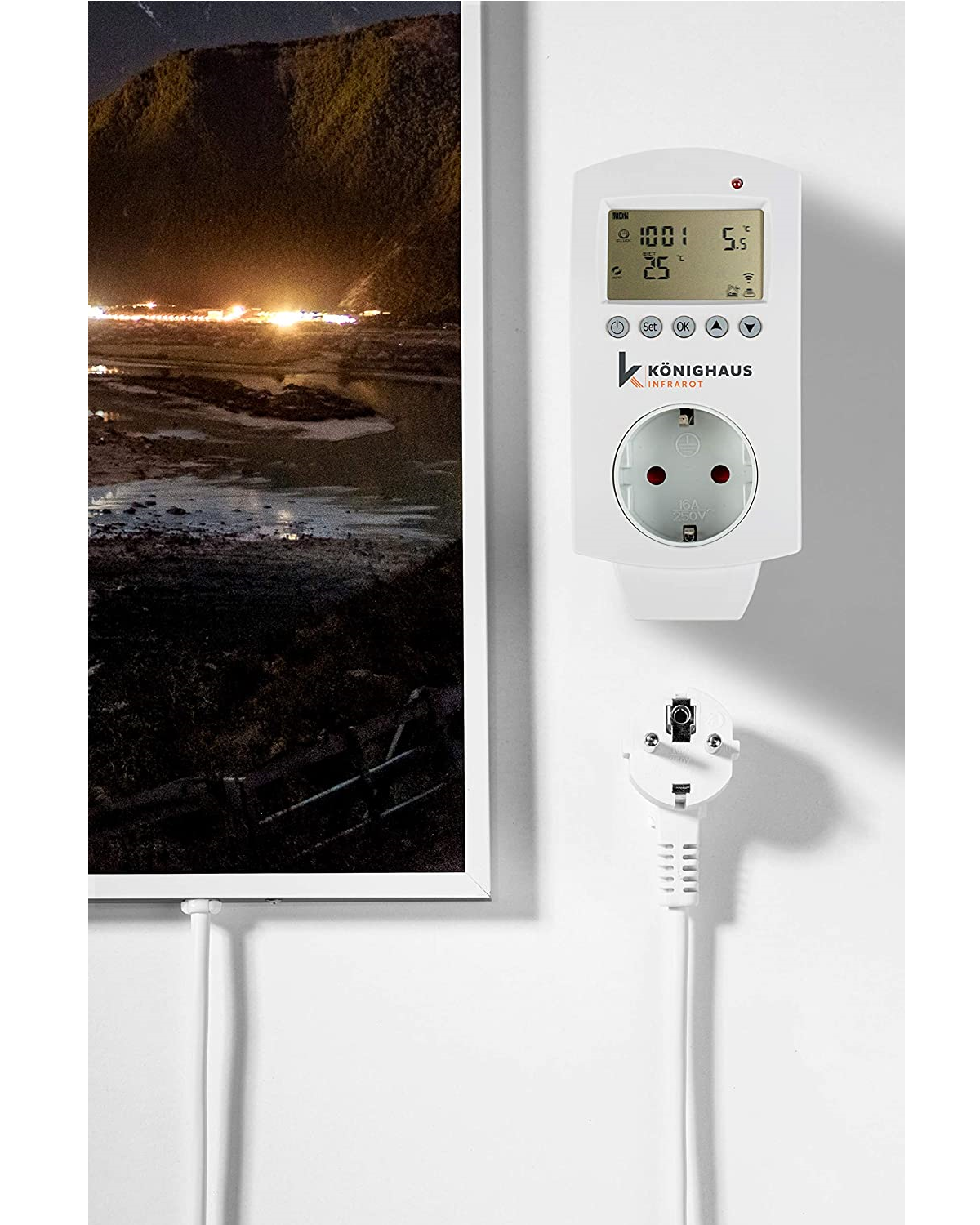 Weiße Wand mit gerahmtem Gemälde. Ein digitales Thermostat und ein Stecker.