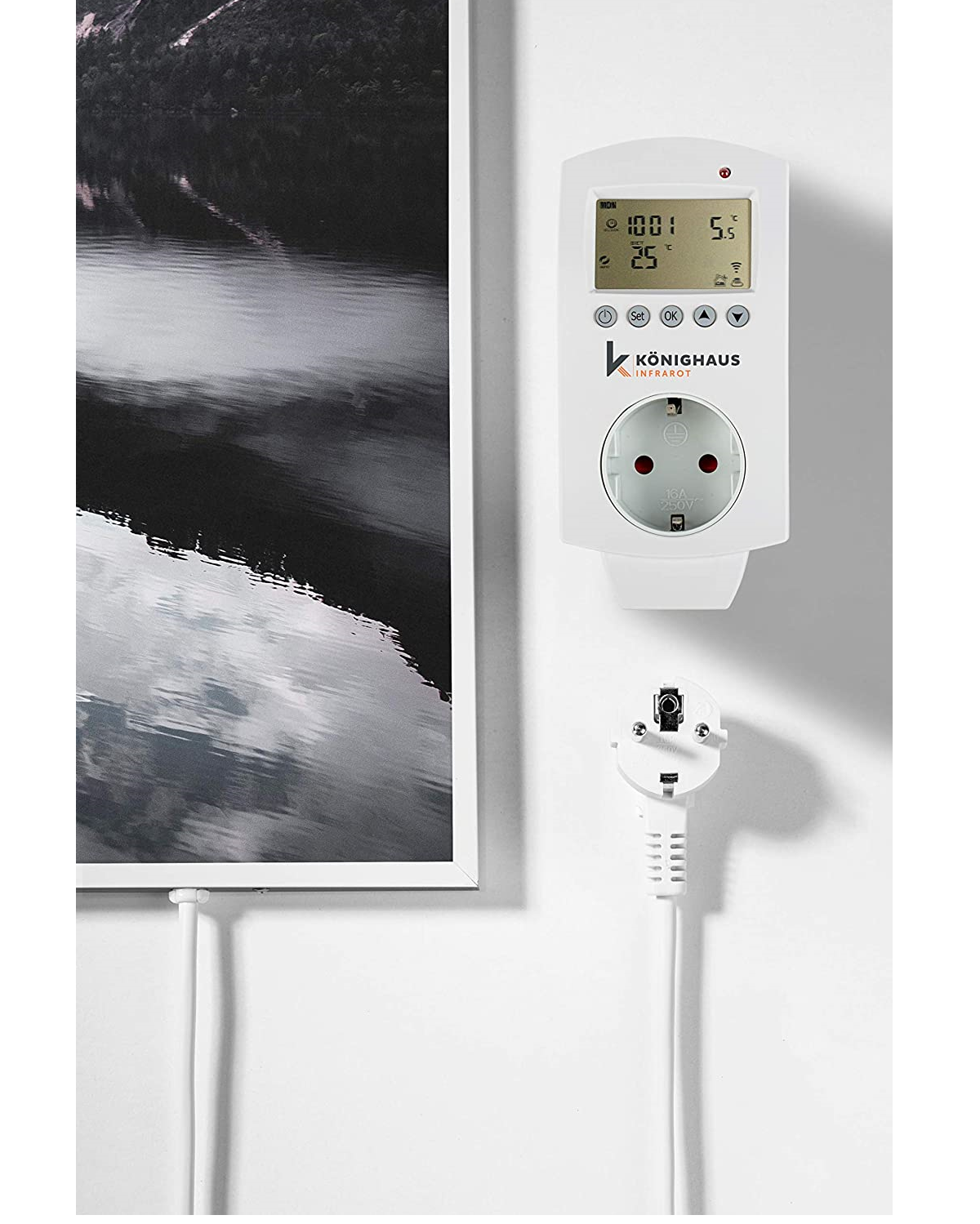 Weißer Smart Plug mit Display und Netzkabel, neben einem Gemälde.