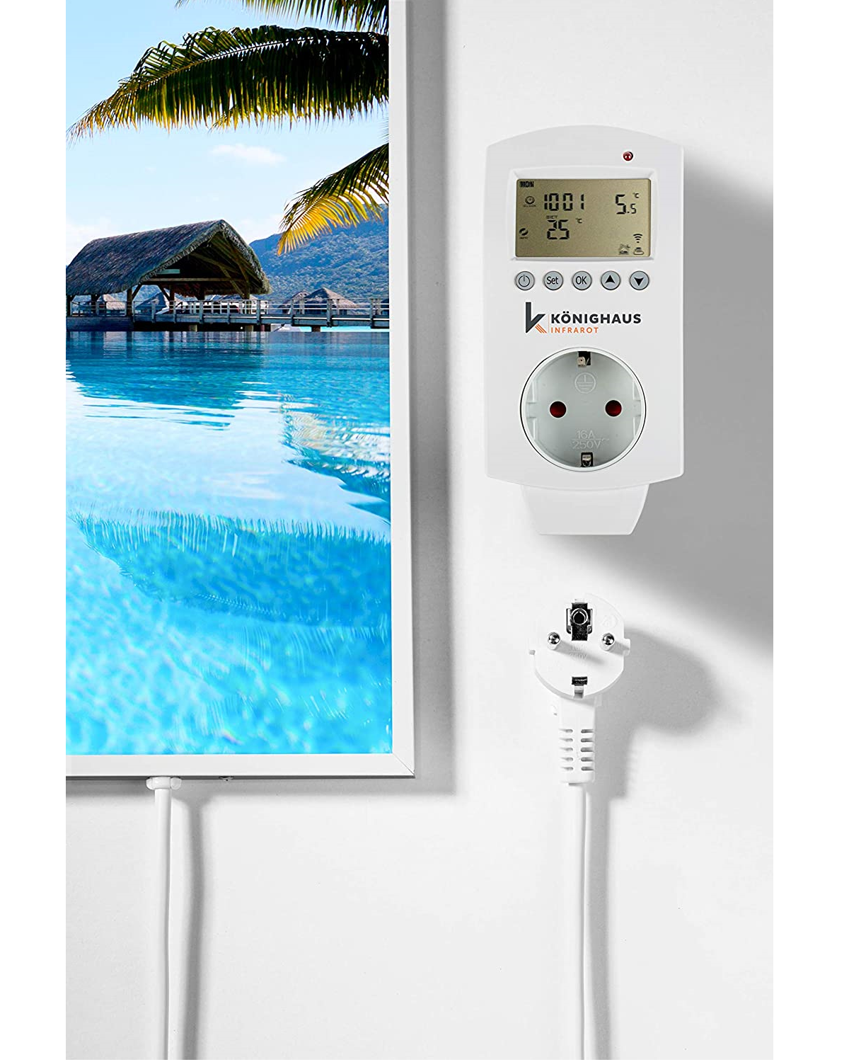 Eine weiße Wand mit einem gerahmten Bild und einer Steckdose mit Stecker.