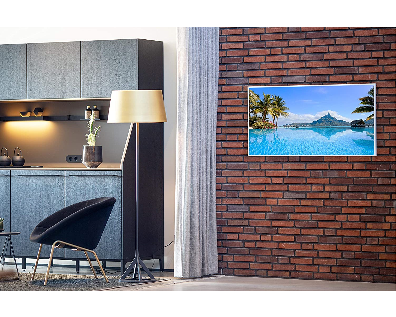 Interieur mit einer Backsteinmauer und einem Gemälde einer tropischen Strandszene.
