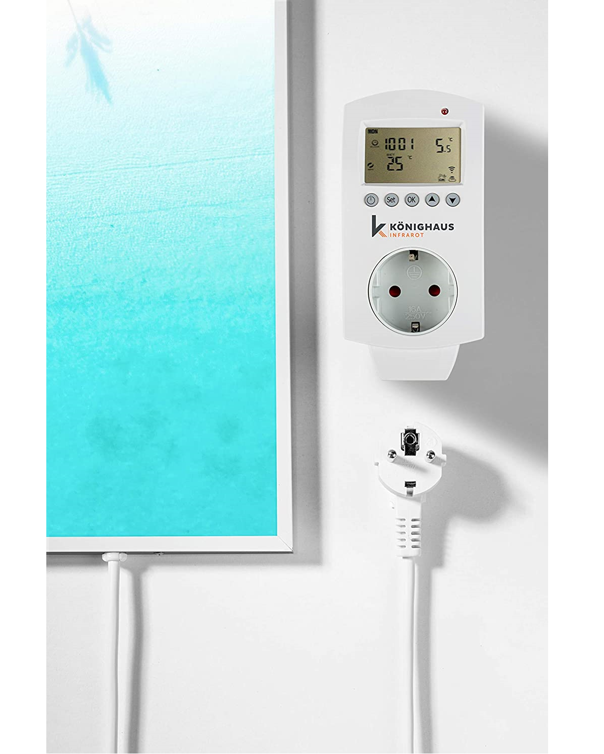 Ein weißer Steckdosentimer mit Stecker und blau-weißem Hintergrund.