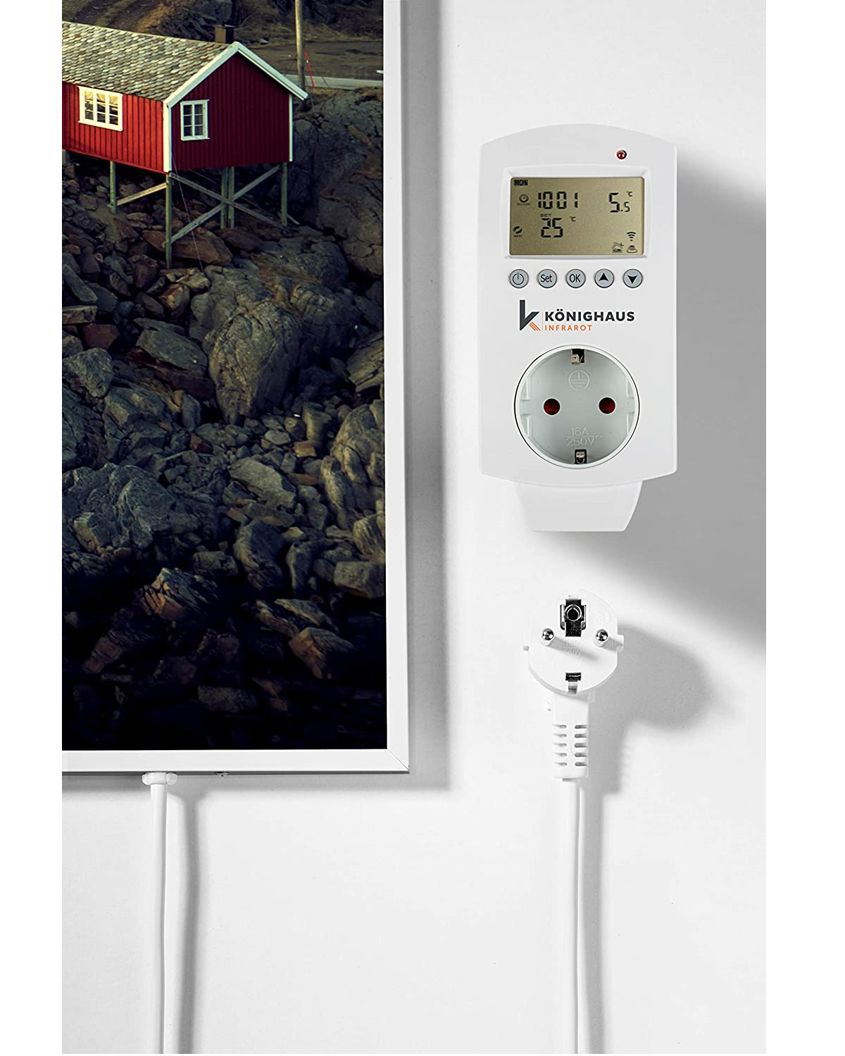 Wand mit Bild und Steckdose. Ein rotes Hausbild und ein weißer Stecker.
