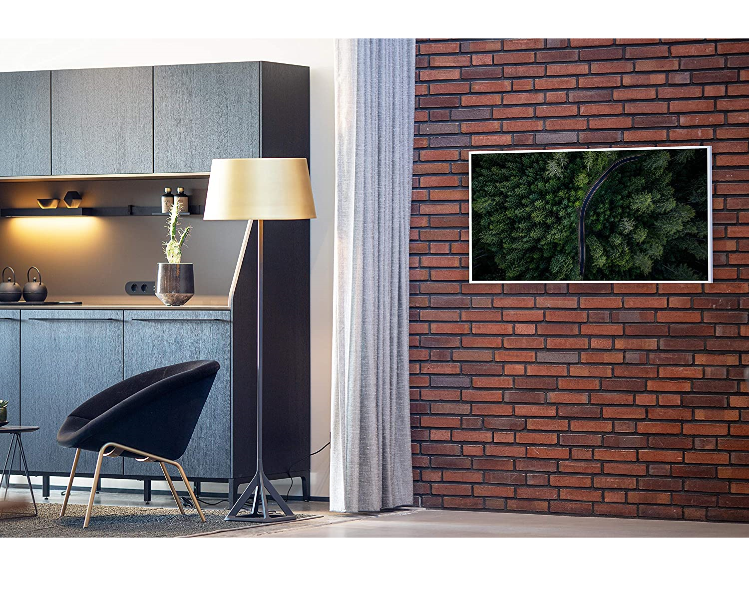 Modernes Wohnzimmer mit einem Fernseher, der eine Waldszene zeigt, und einer Lampe.