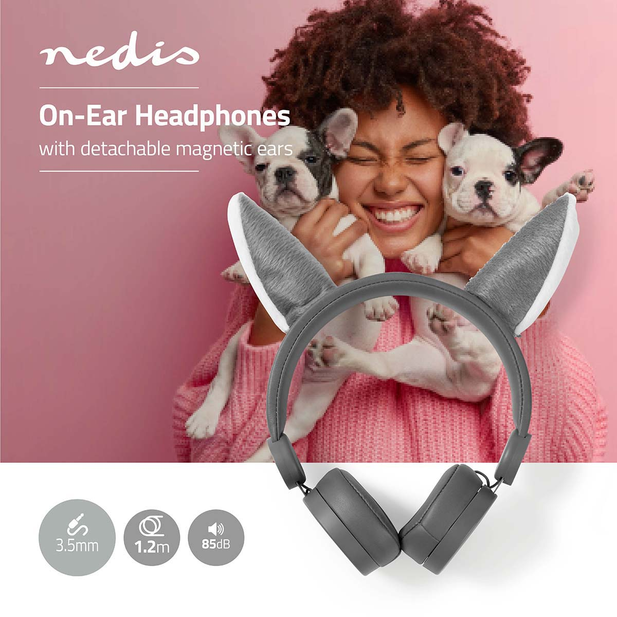 Kobieta ze słuchawkami i uszami szczeniaka, trzymająca dwa szczeniaki, ze szczegółami słuchawek.