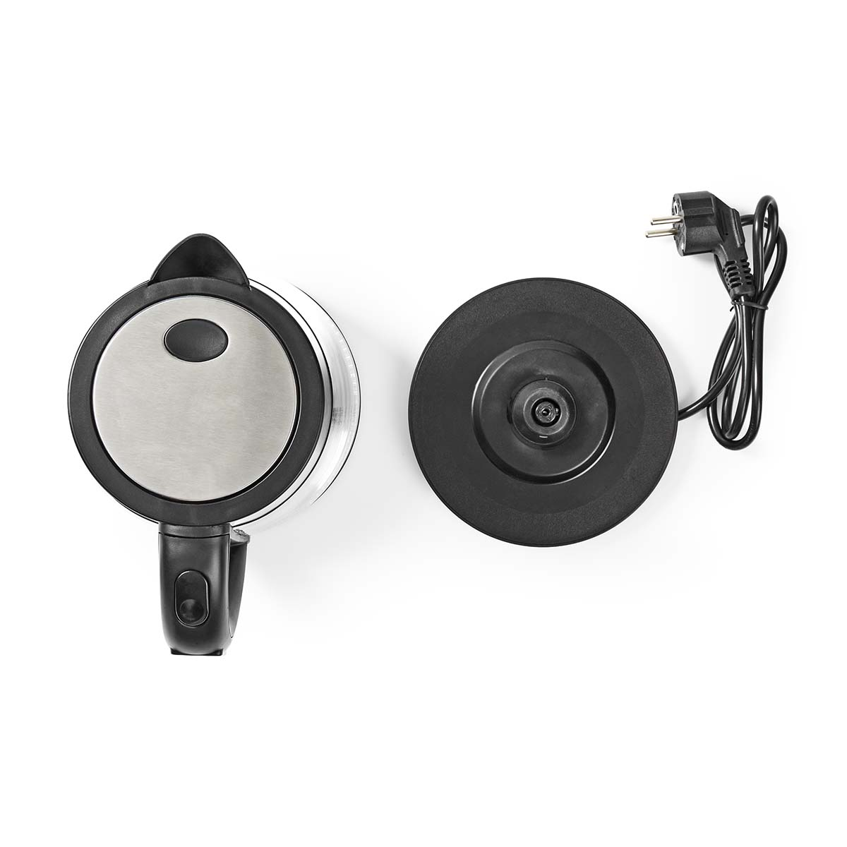 Ein Wasserkocher mit schwarzem Sockel und schwarzem Stecker. Der Wasserkocher ist aus Metall mit schwarzem Griff.