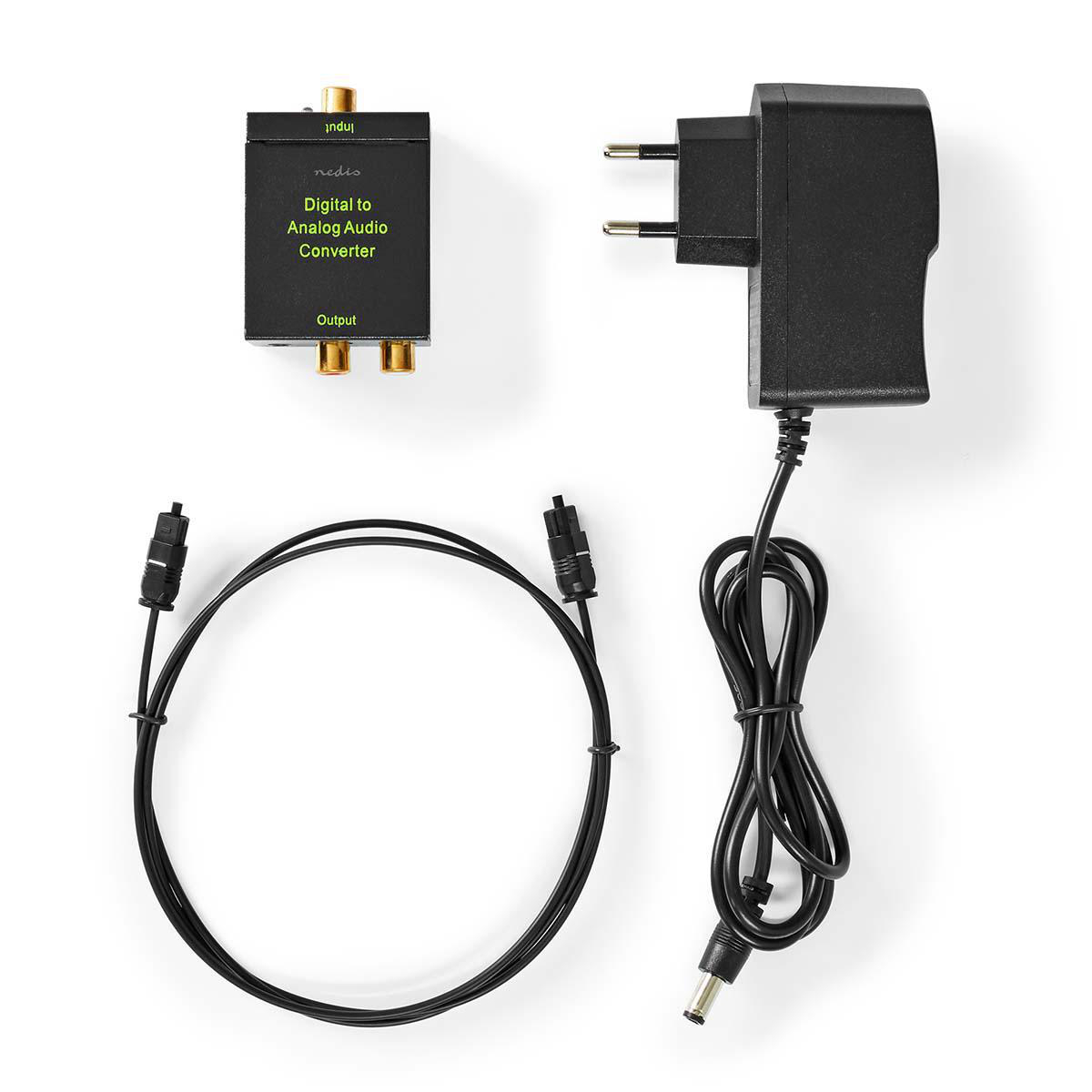 Ein Audio-Konverter, ein Netzteil und ein Kabel liegen auf weißem Untergrund.