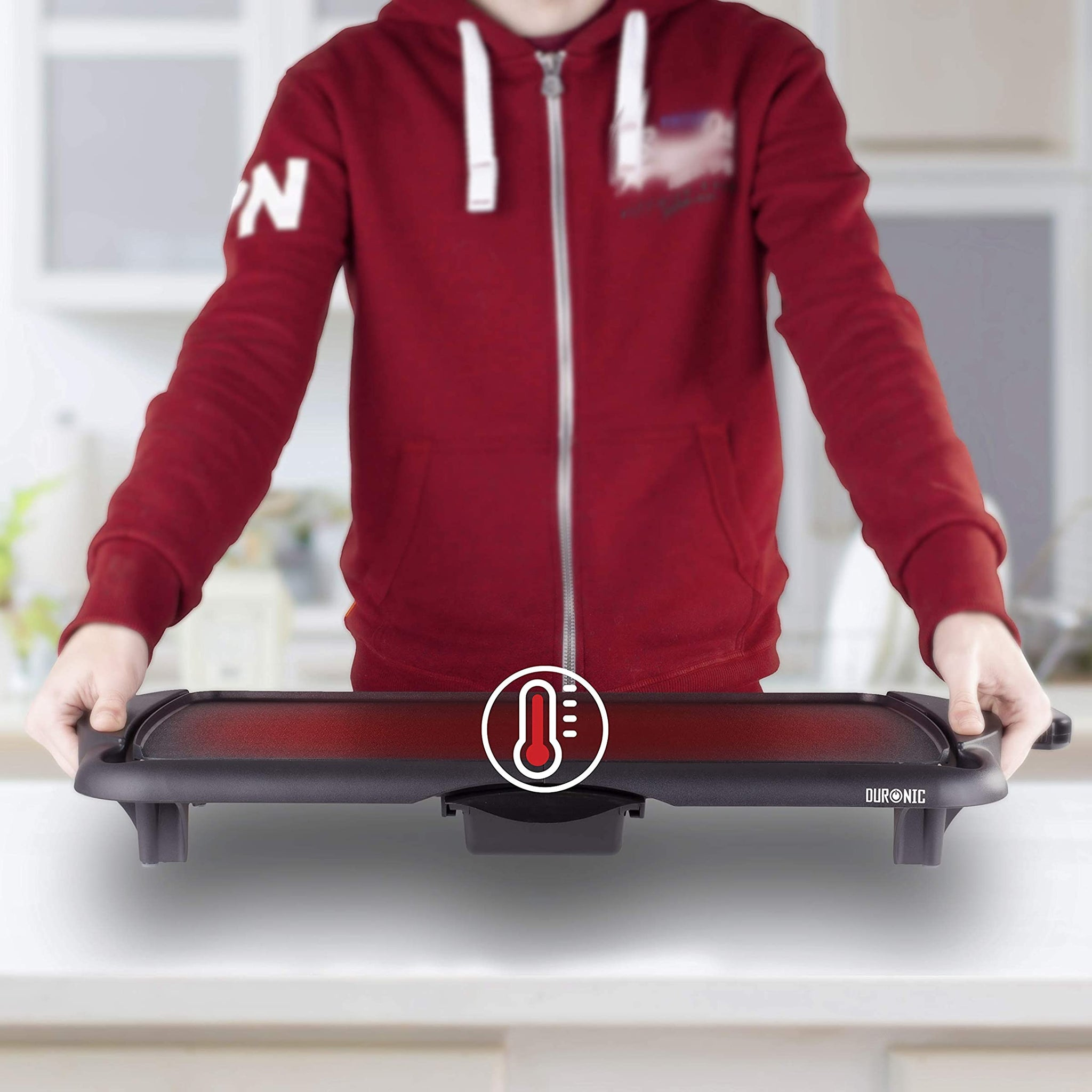 Eine Person hält eine heiße Grillplatte, mit einem Thermometer-Symbol, das die Hitze anzeigt.