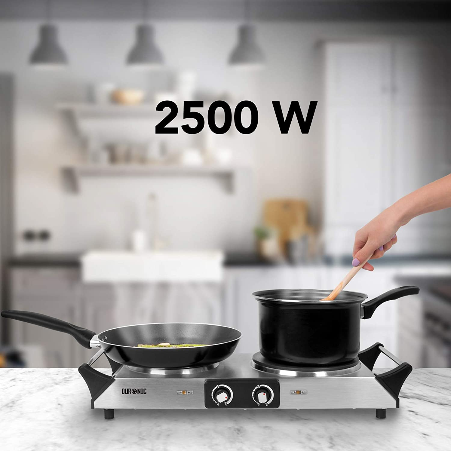 Ein Doppelkochfeld mit Bratpfanne und Topf, mit dem Text '2500 W'.