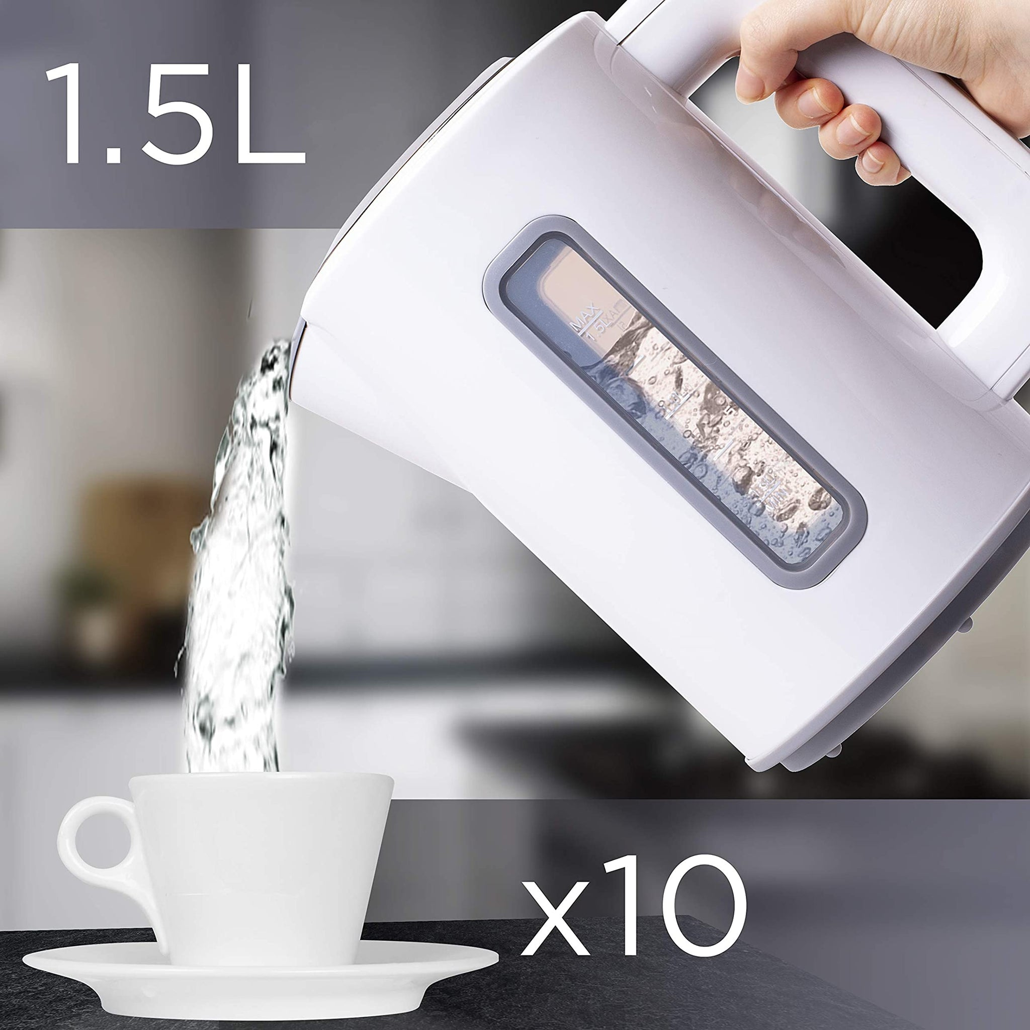Weißer Wasserkocher gießt Wasser in eine Tasse. Der Wasserkocher hat ein Fassungsvermögen von 1,5 l. Text: x10.