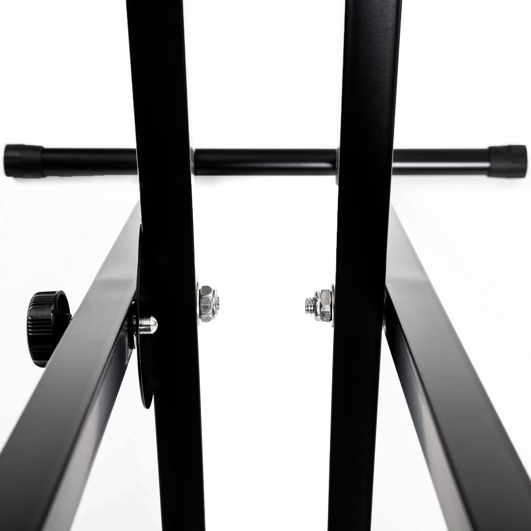 Soporte metálico negro con tornillos y tuercas. Fondo blanco.
