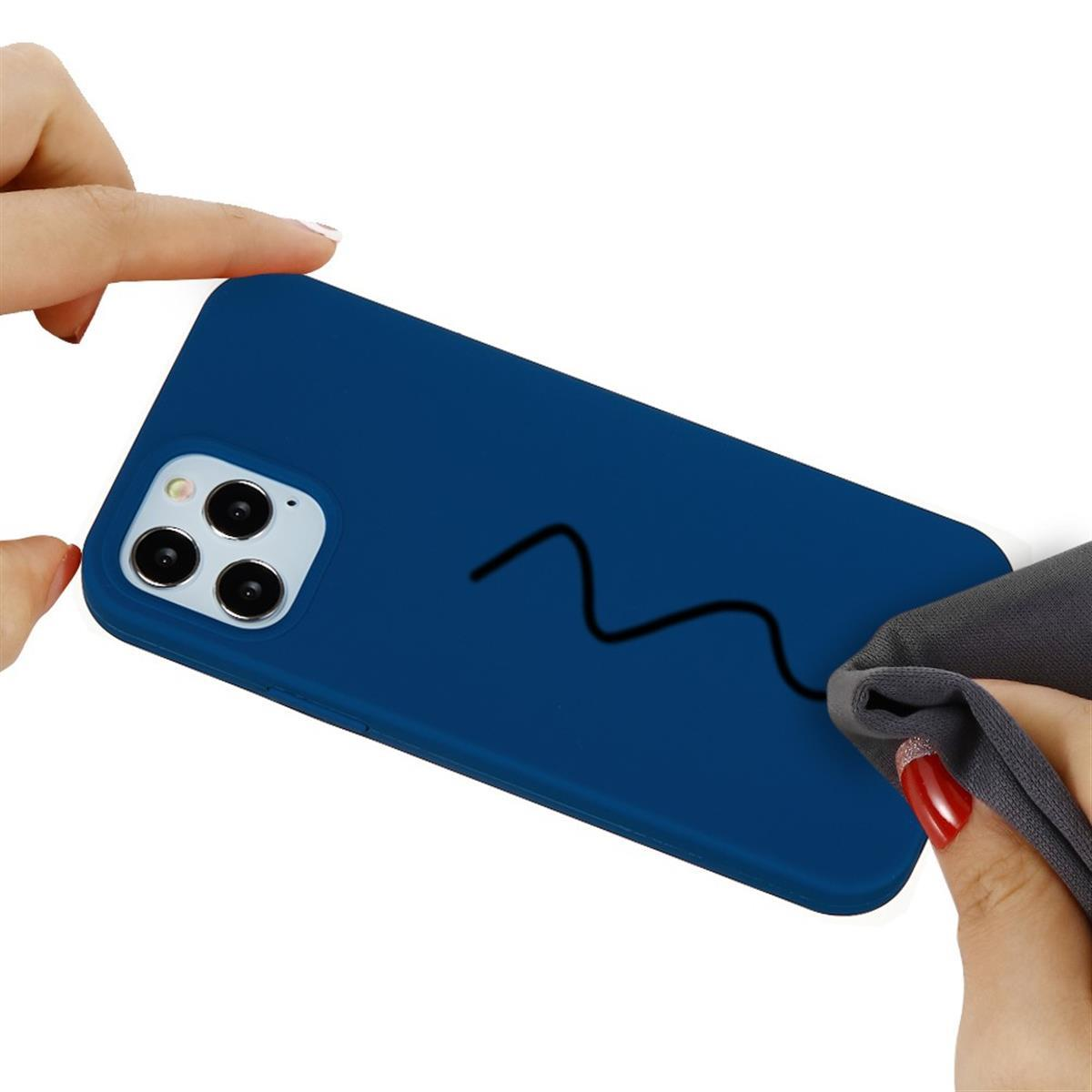 Eine Hand reinigt ein dunkelblaues Telefon mit einem grauen Tuch und entfernt eine gekritzelte Linie.