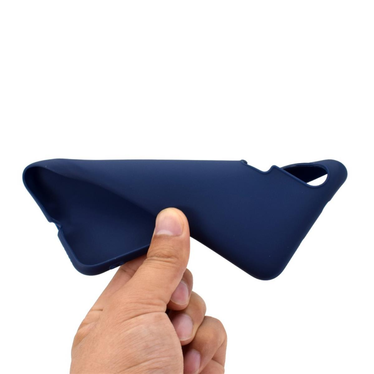 Eine Hand hält eine marineblaue Handyhülle und biegt sie leicht, um ihre Flexibilität zu zeigen.