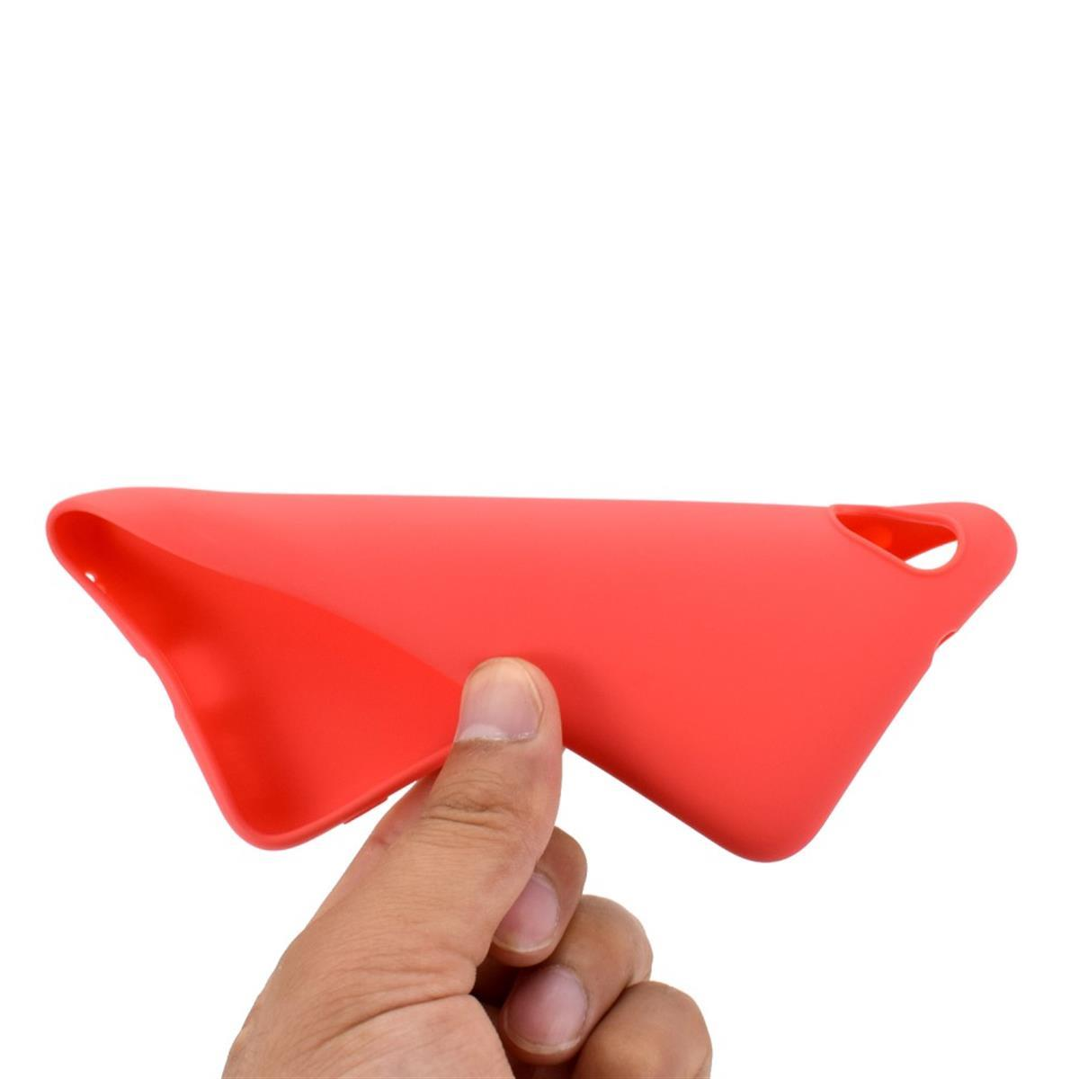 Hand hält rote Handyhülle. Weißer Hintergrund.