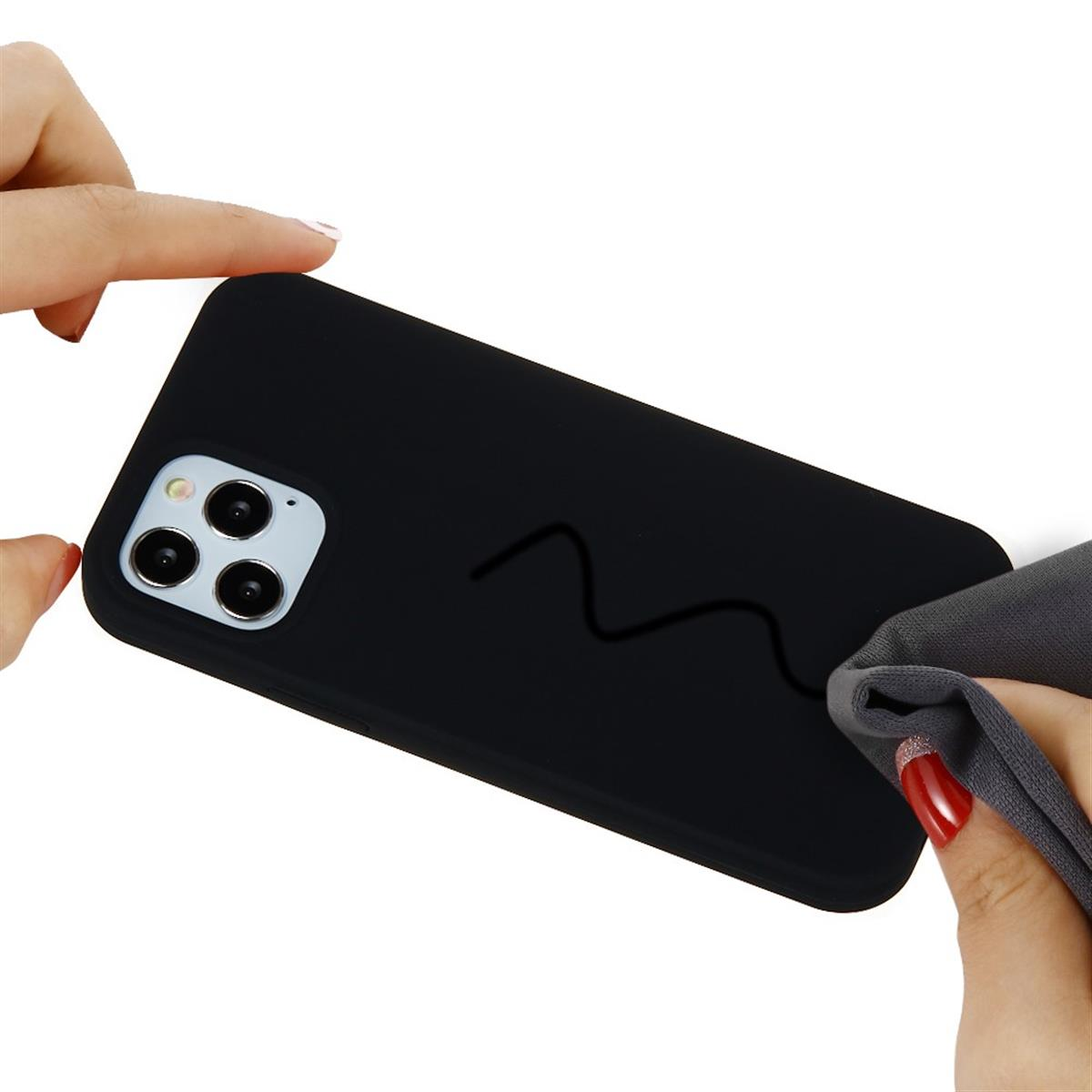 Hand reinigt schwarze Handyhülle mit grauem Tuch.