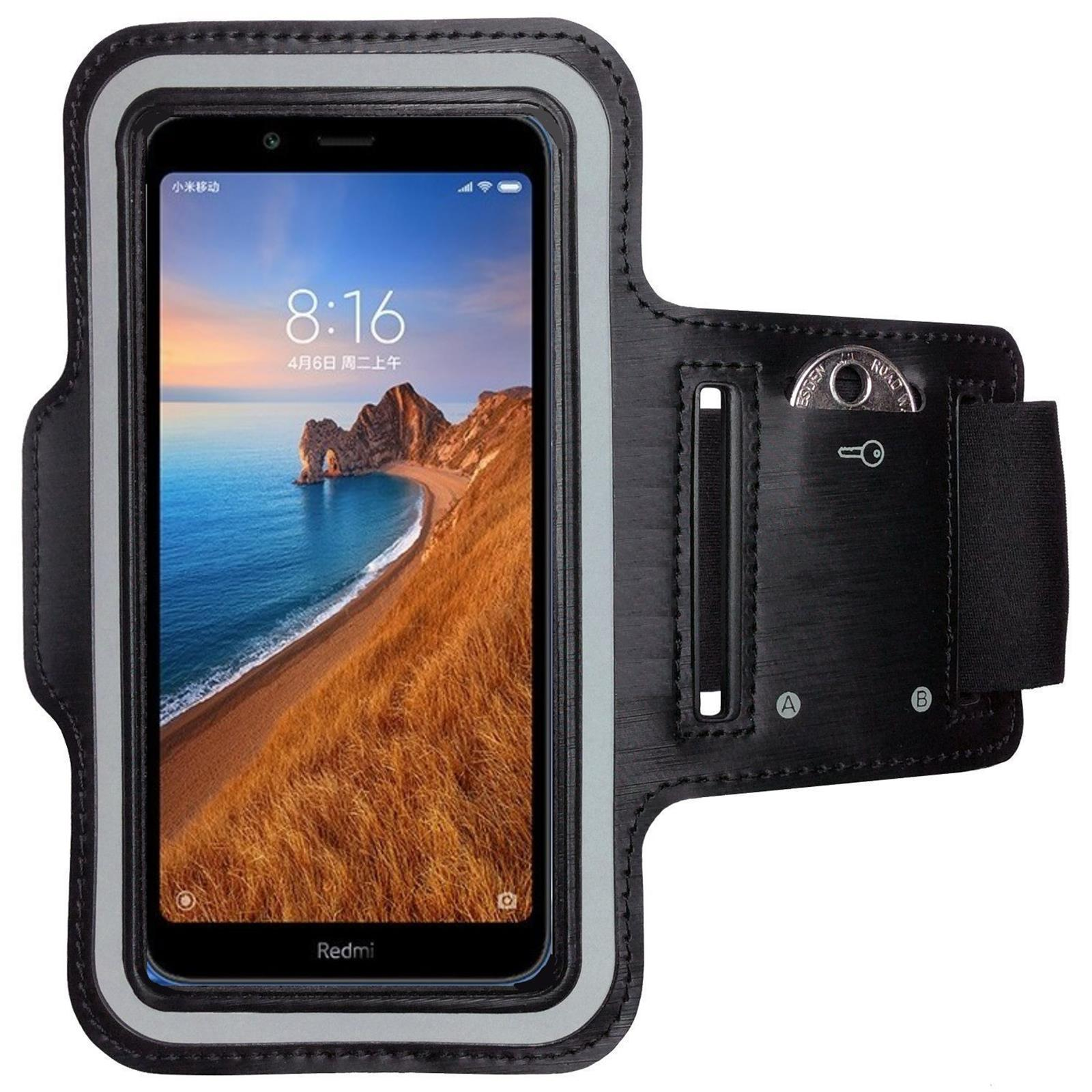 Ein Telefon in einer schwarz-grauen Armbinde. Das Telefon zeigt eine Landschaft und die Uhrzeit 8:16.