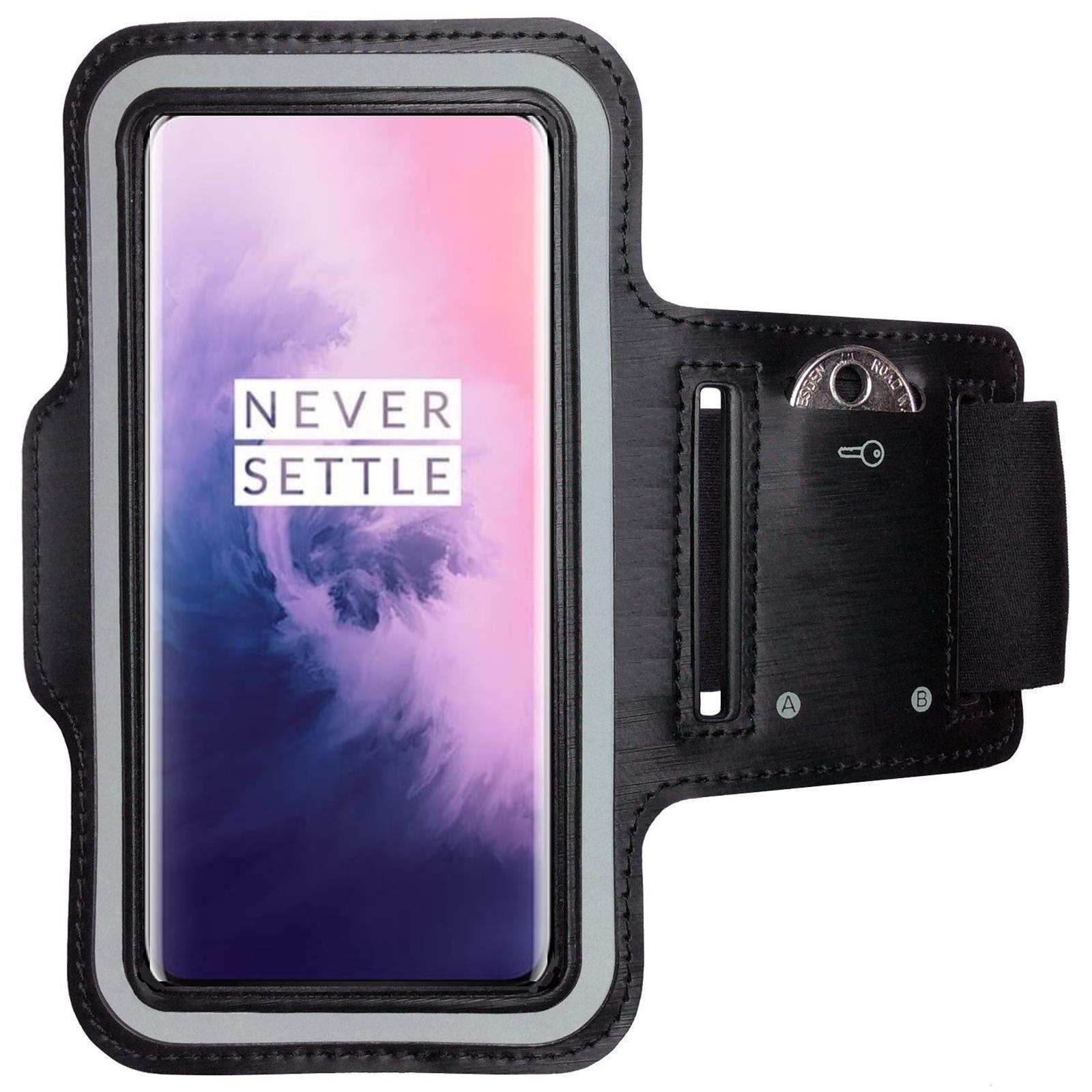 Schwarze Armbinde mit Telefon. Text: Never Settle. Weißer Hintergrund.