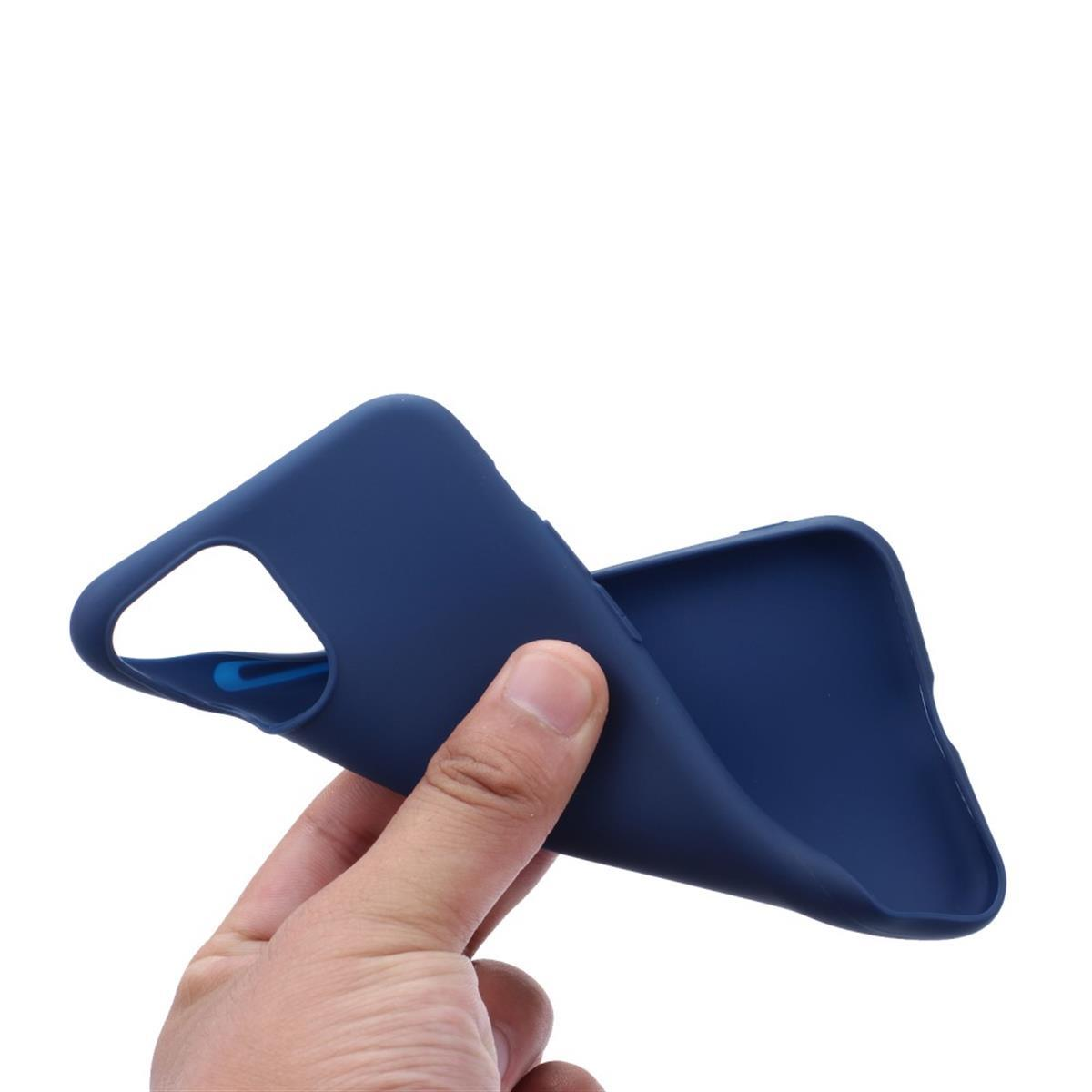 Hand hält eine marineblaue Handyhülle. Weißer Hintergrund.