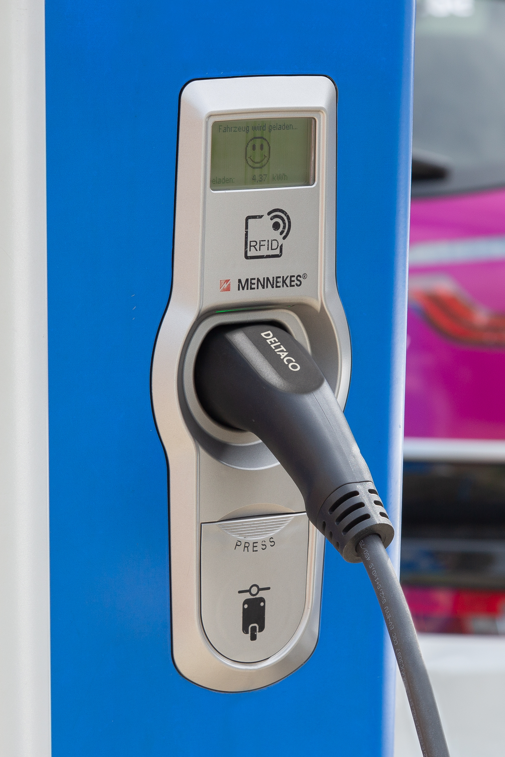 Eine Ladestation für Elektrofahrzeuge mit Stecker.