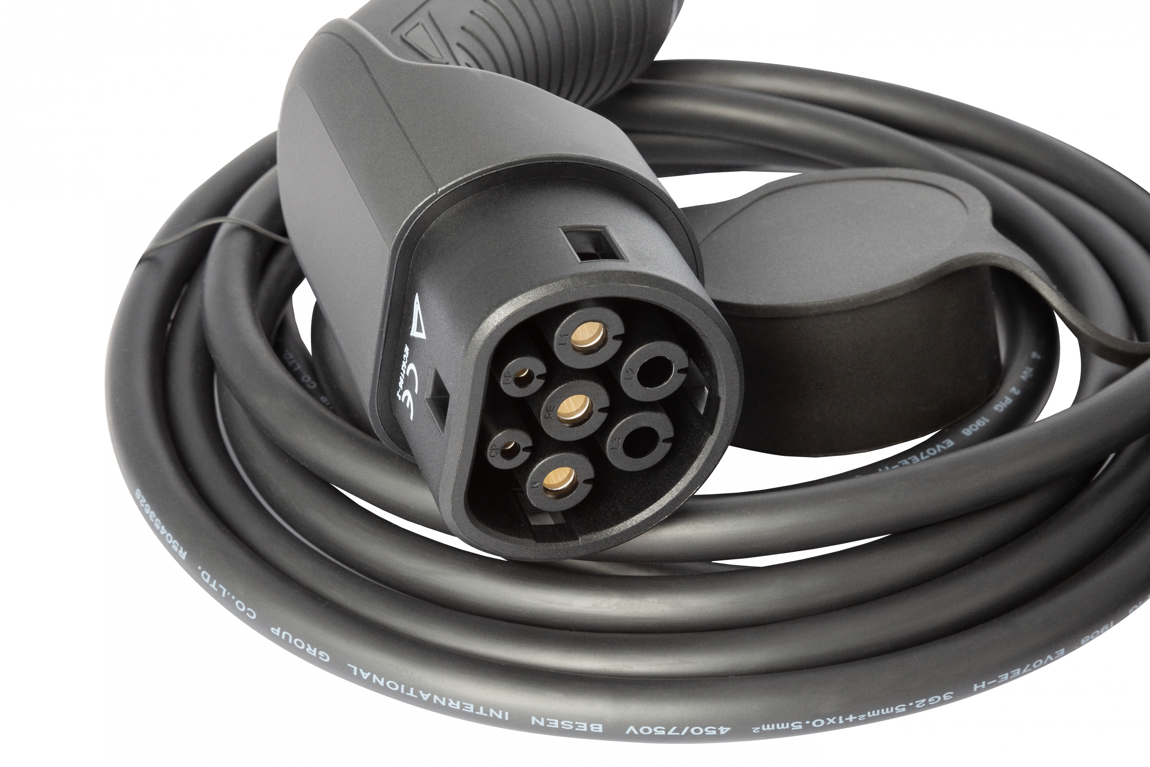 Ein schwarzes Ladekabel. Der Stecker ist schwarz mit mehreren Pins. Das Kabel ist dick.