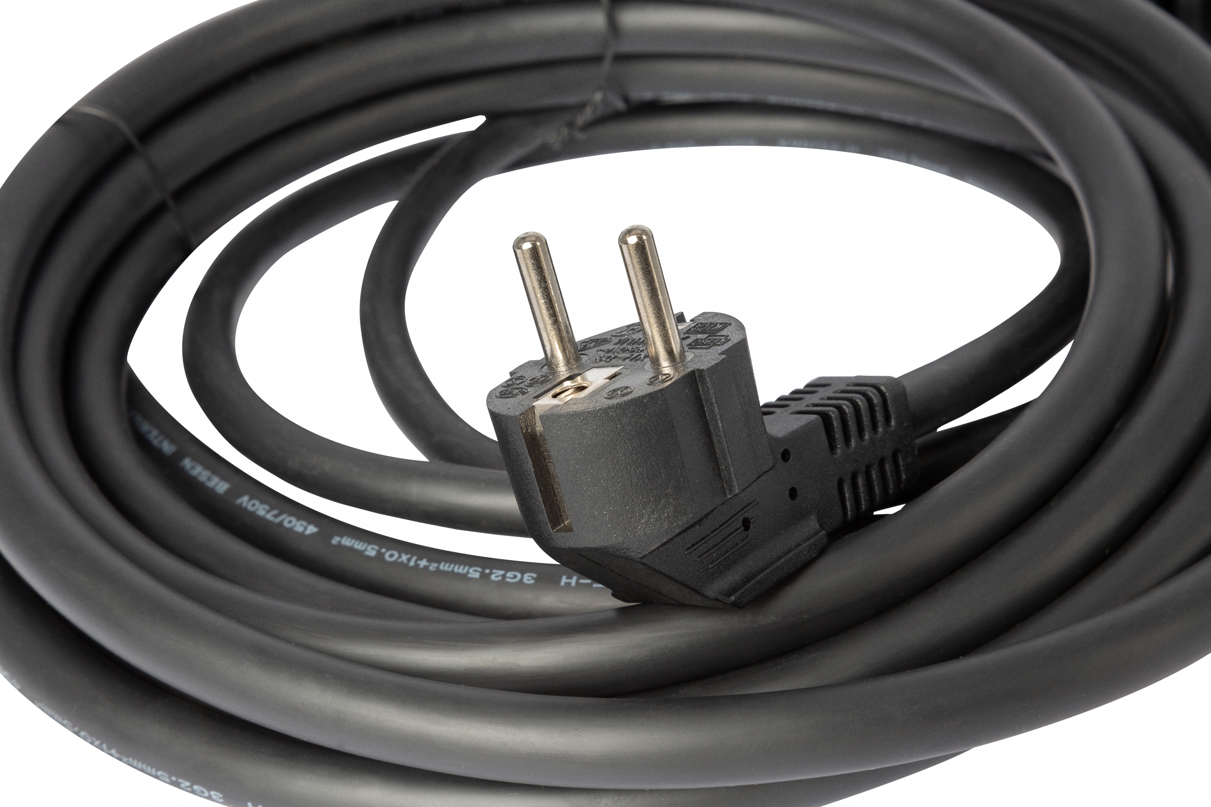 Schwarzes Netzkabel mit Eurostecker. Das Kabel ist aufgerollt, der Stecker zeigt zum Betrachter.
