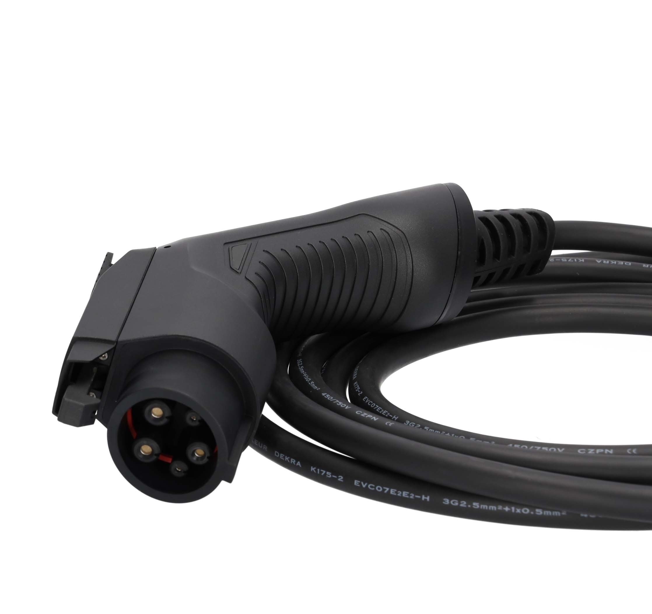 Schwarzes Ladekabel mit Stecker. Das Kabel befindet sich auf weißem Hintergrund.