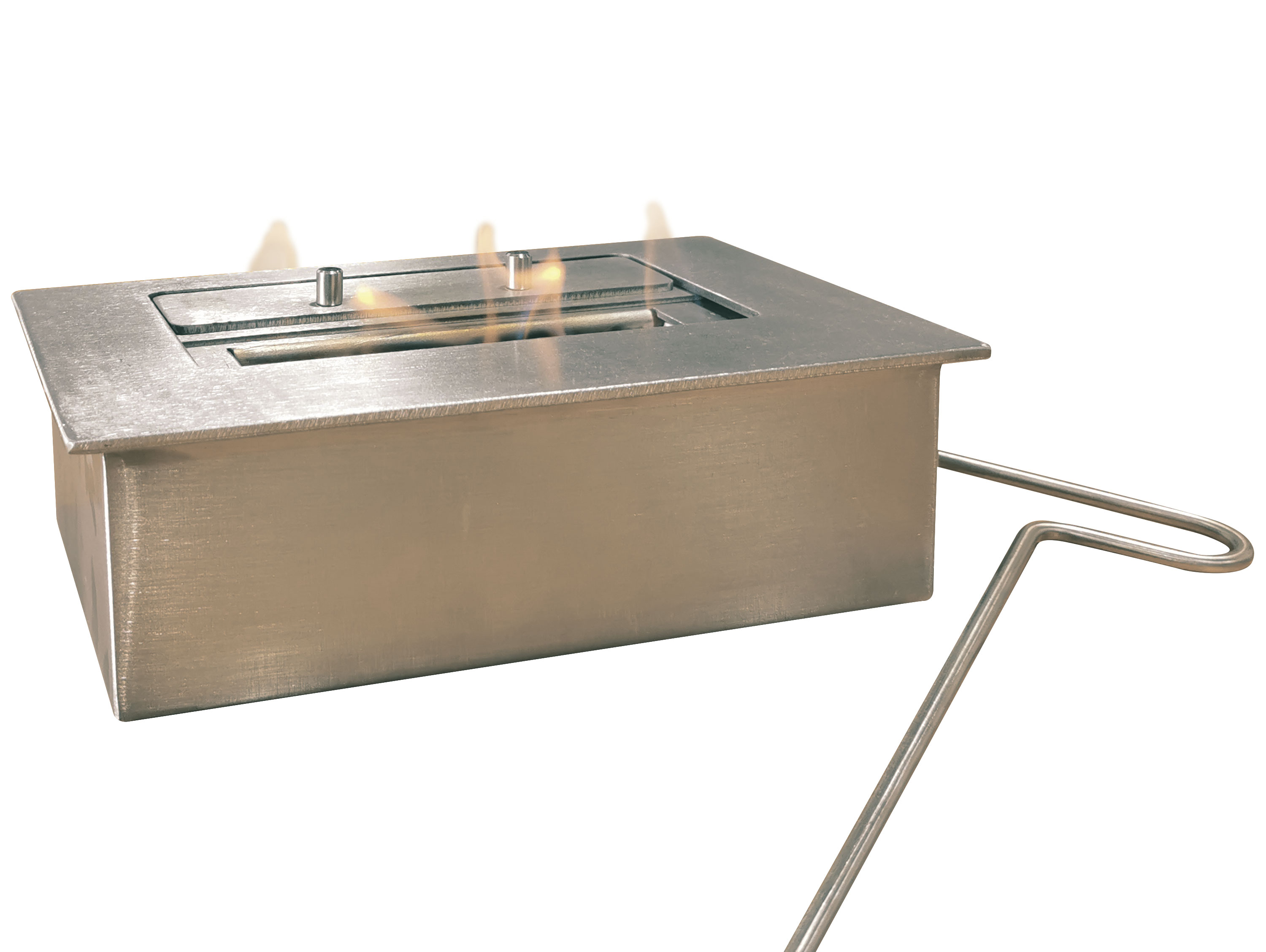Una chimenea rectangular de acero inoxidable con llamas. Una herramienta plateada se coloca al lado.