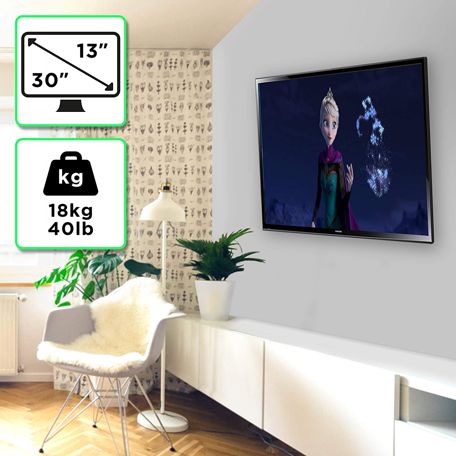 Ein Fernseher ist an einer weißen Wand montiert. Der Bildschirm zeigt einen Zeichentrickfilm. Darunter befinden sich Regale.