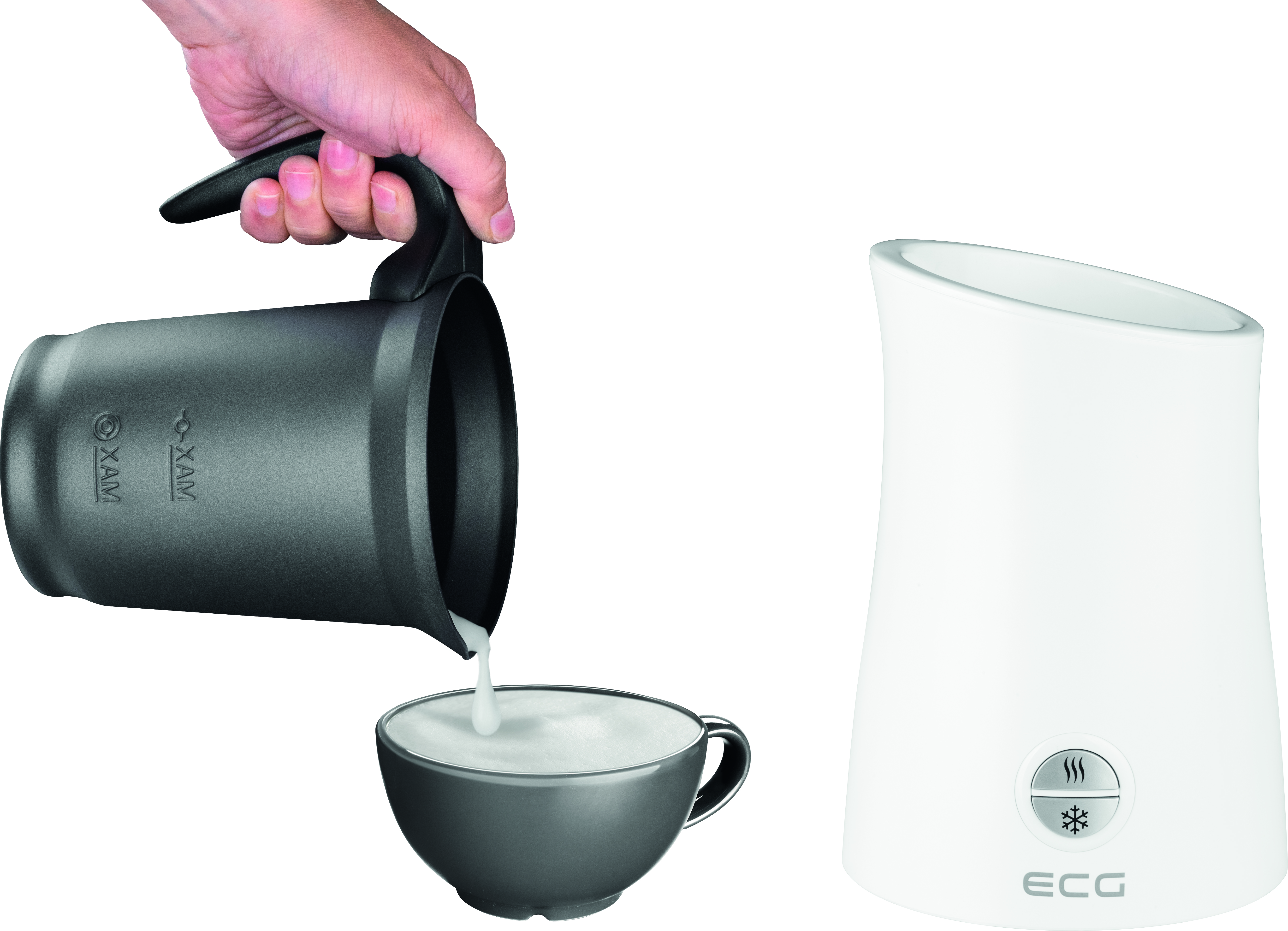 Ręka nalewa mleko z ciemnego dzbanka do filiżanki obok spieniacza.