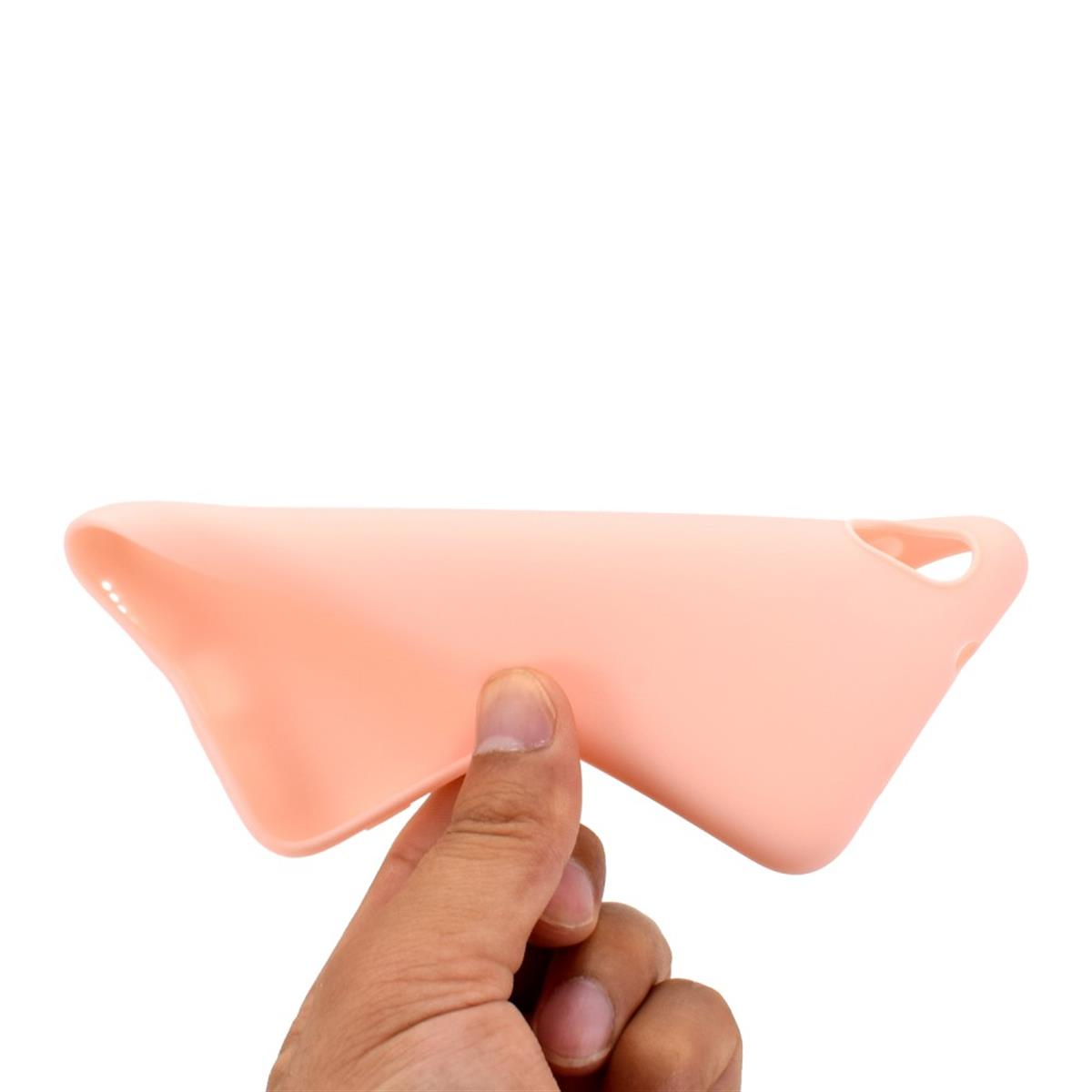 Eine Hand hält eine pfirsichfarbene Handyhülle. Die Hülle ist zusammengefaltet.