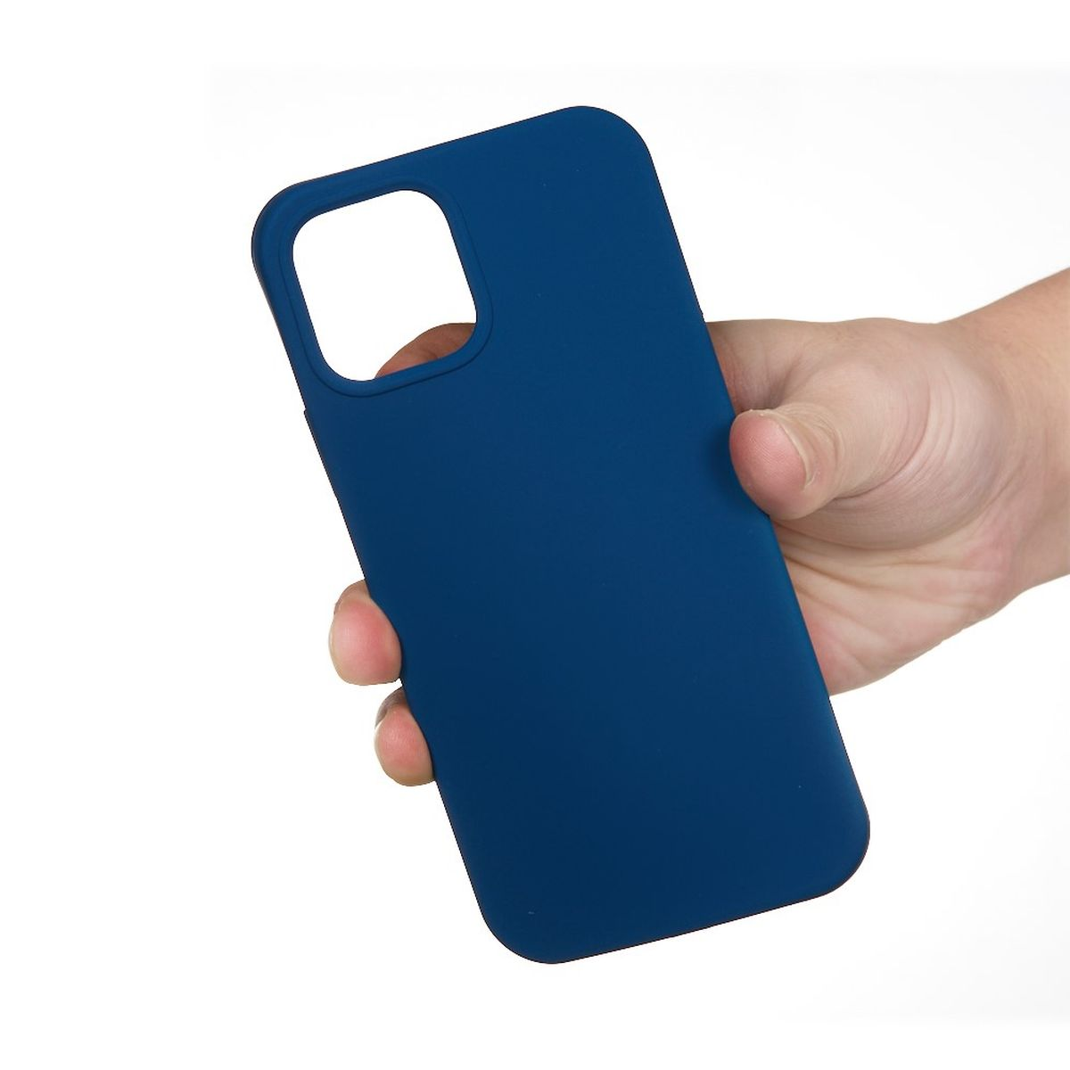Eine blaue Handyhülle wird von einer Hand gehalten. Die Hülle hat einen Kameraausschnitt und abgerundete Ecken.