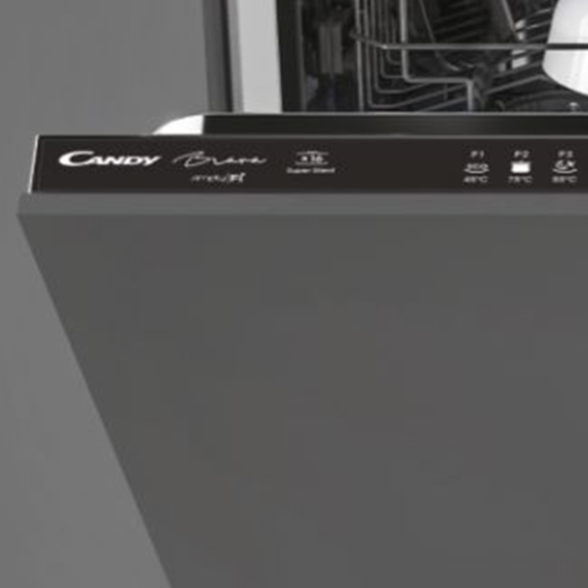 Pannello di controllo della lavastoviglie: Candy Brava, con pulsanti e display, in cucina.